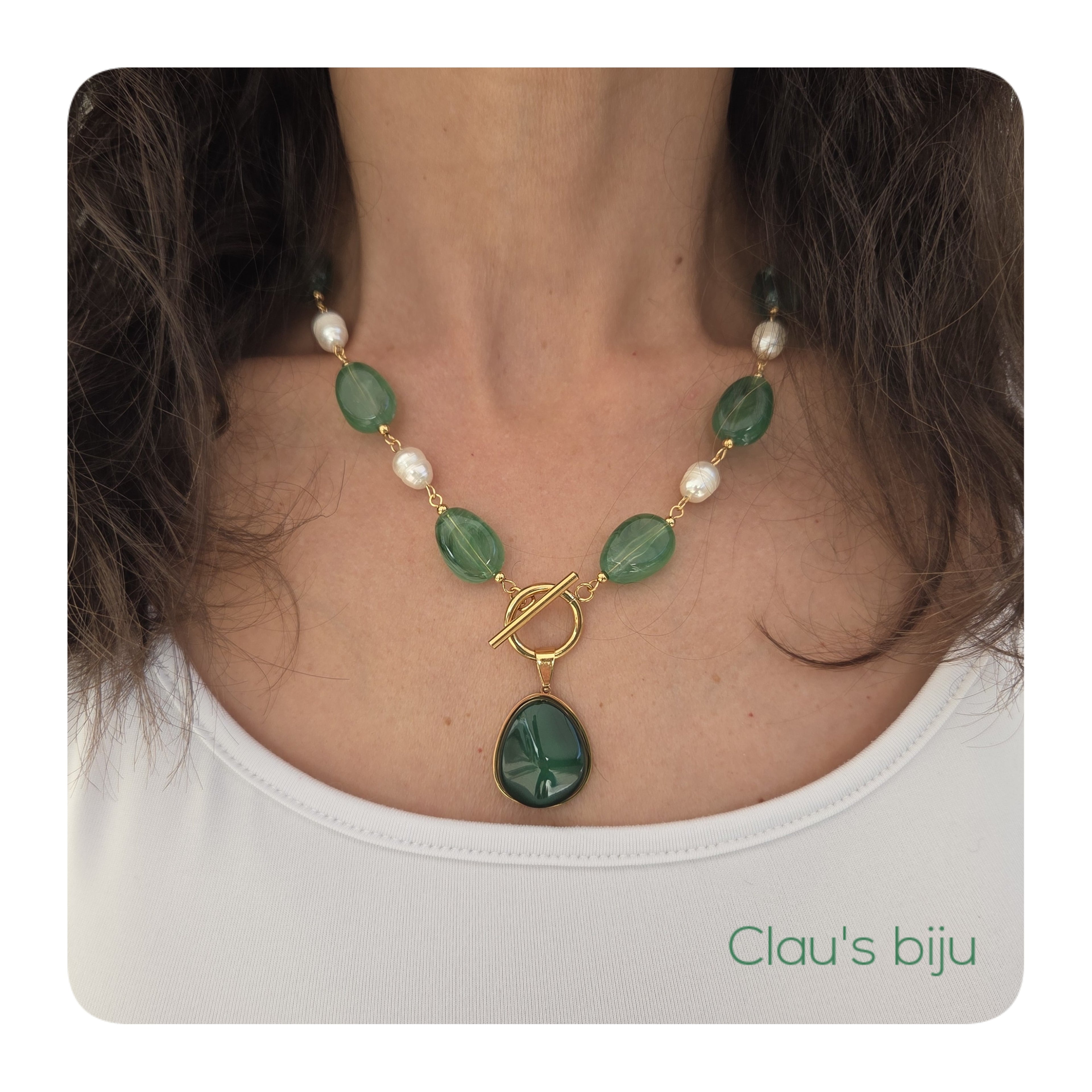 Collier composé de perles d'eau douce, de perles de résine et de pièces en acier.