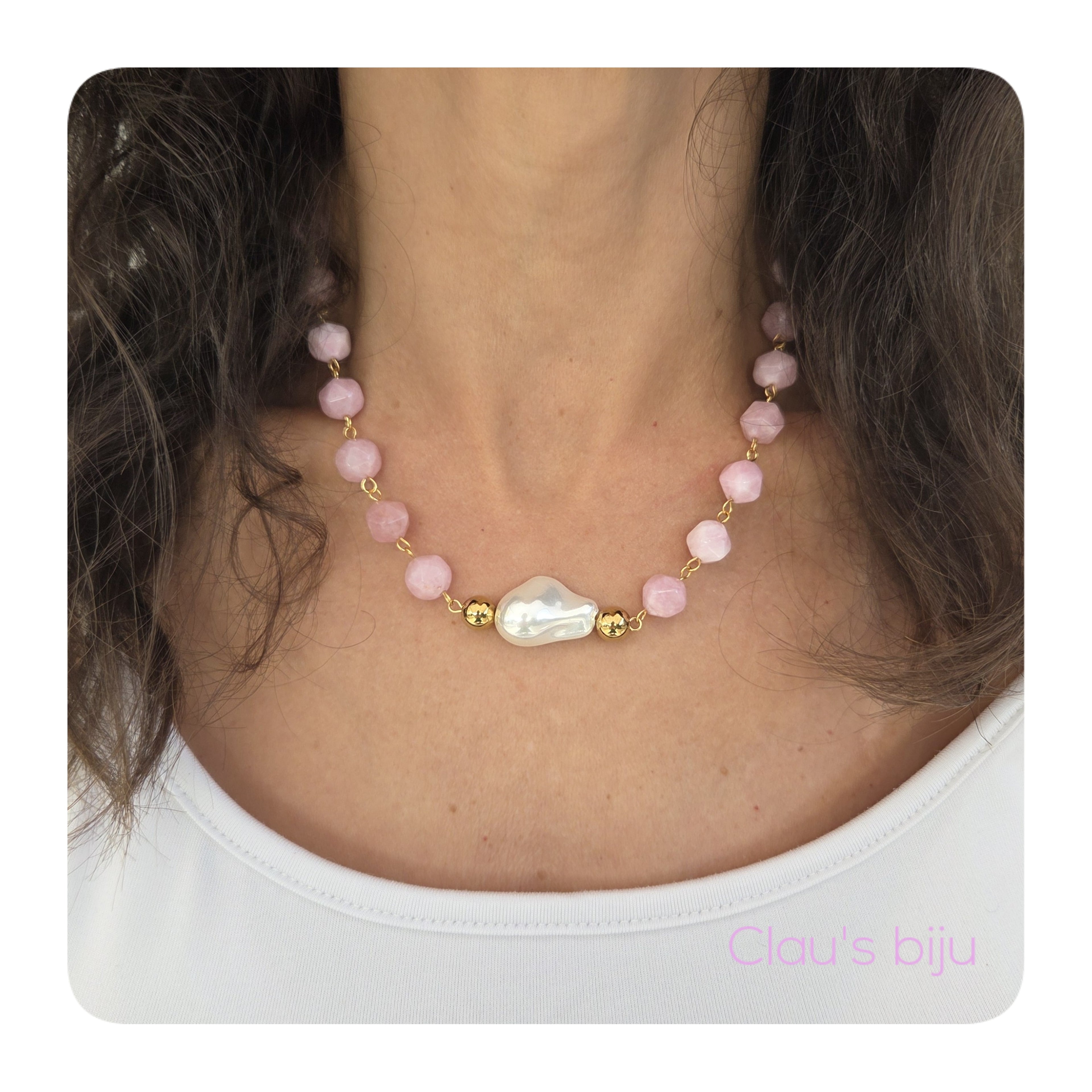 Collier orné de pierres roses et de pièces en acier.