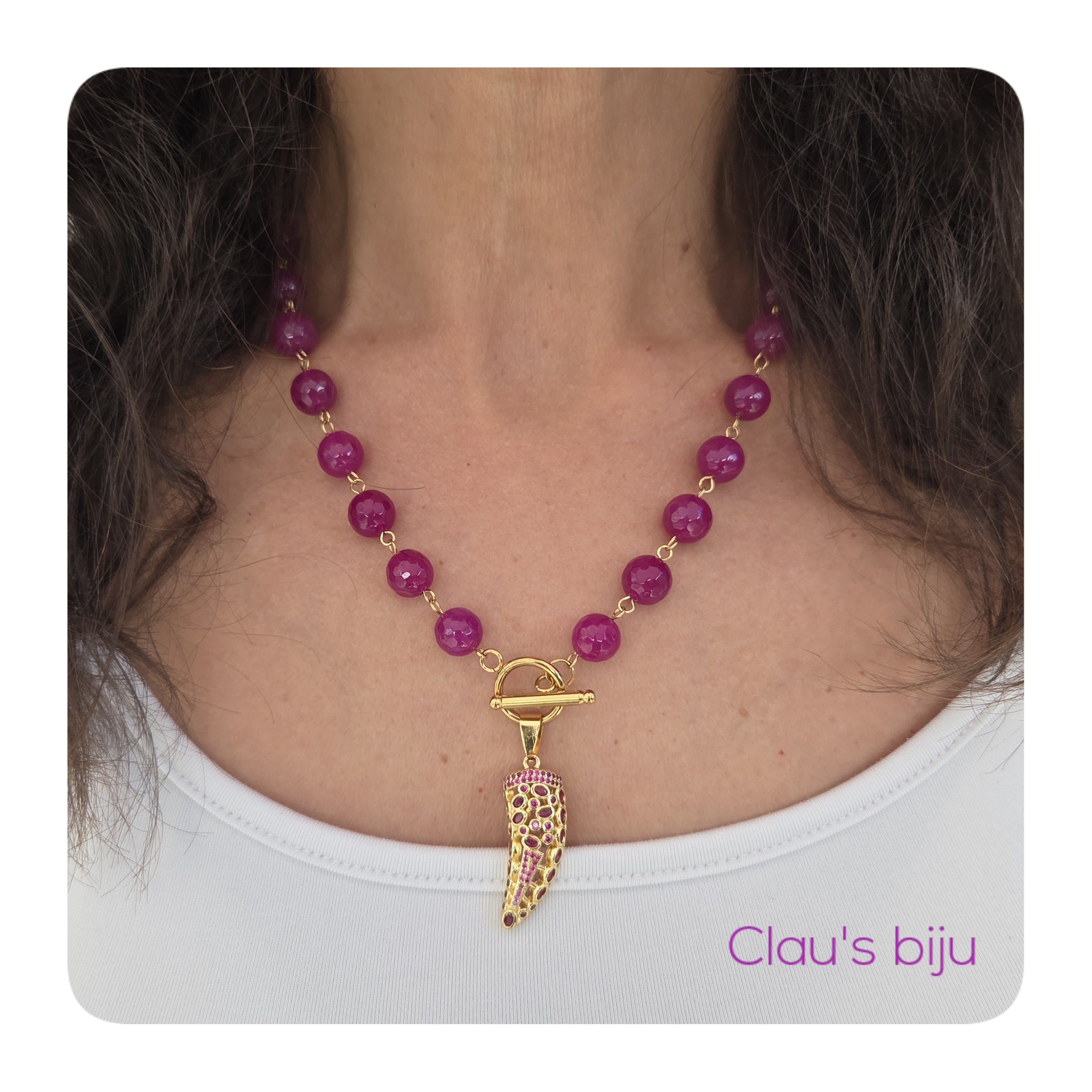 Collier orné de pierres roses et de pièces en acier.