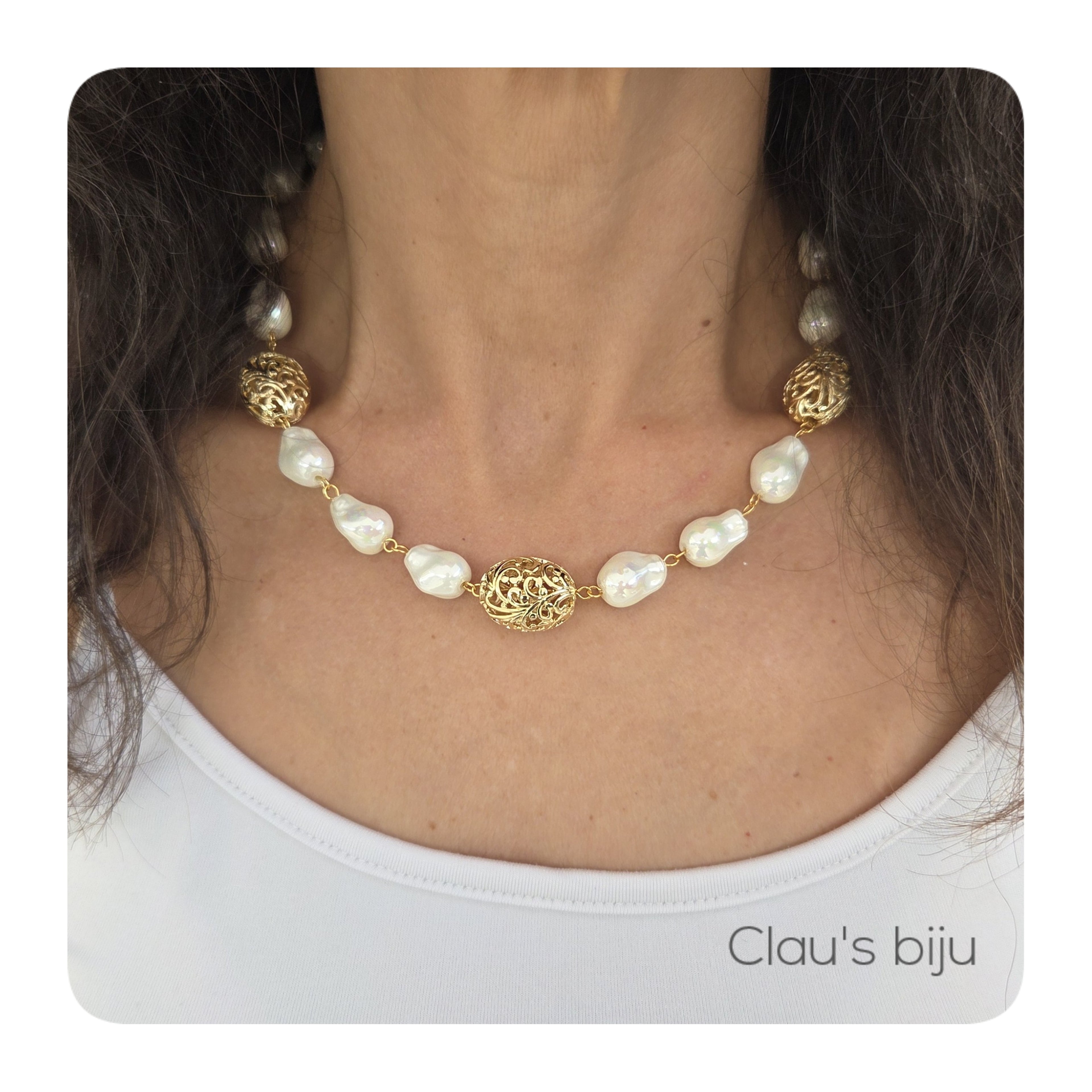 Bracelet de perles avec détails plaqués or.