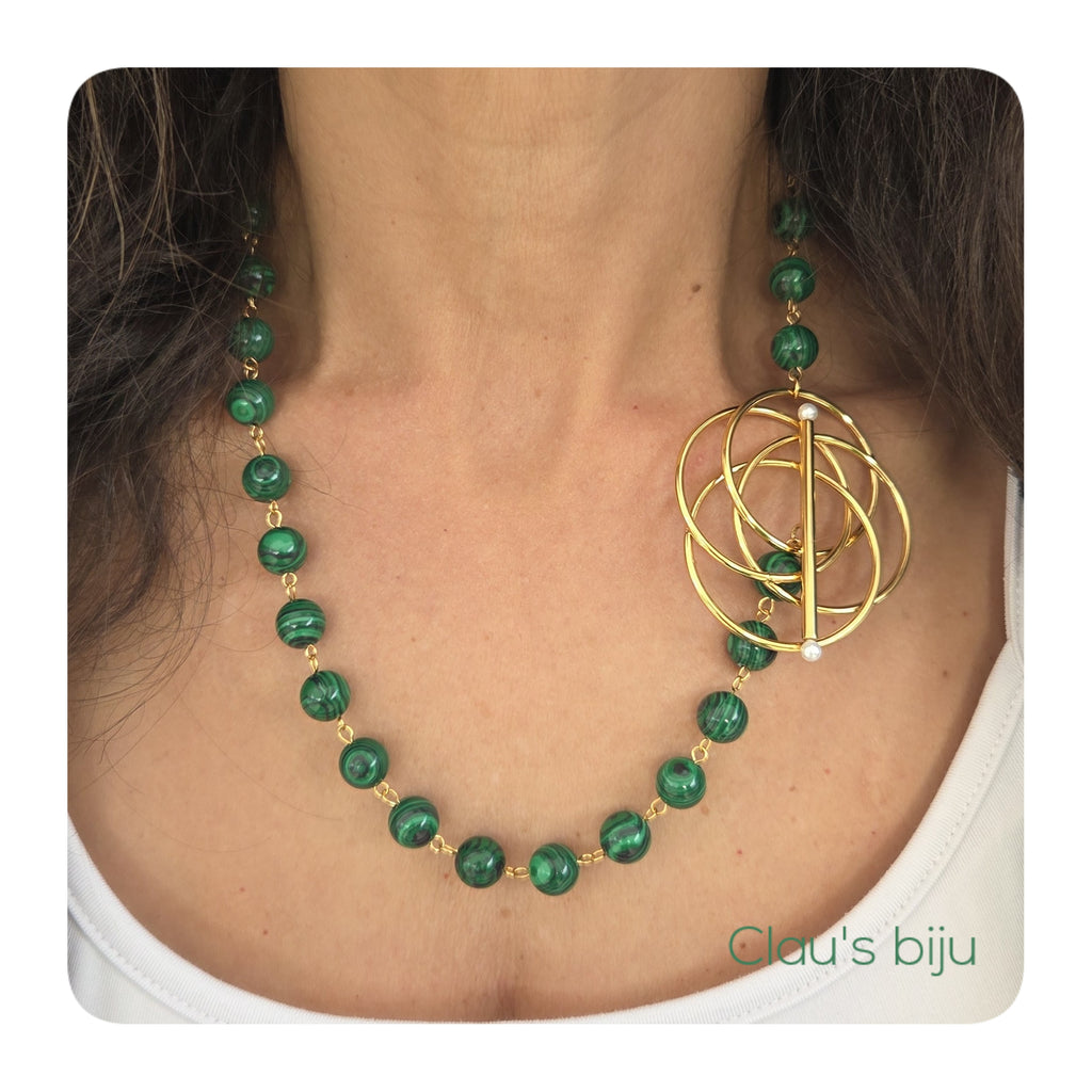 Necklace with malachite stones and steel clasps.