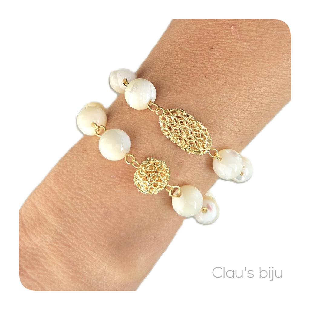 Mother-of-pearl necklace with steel pieces.