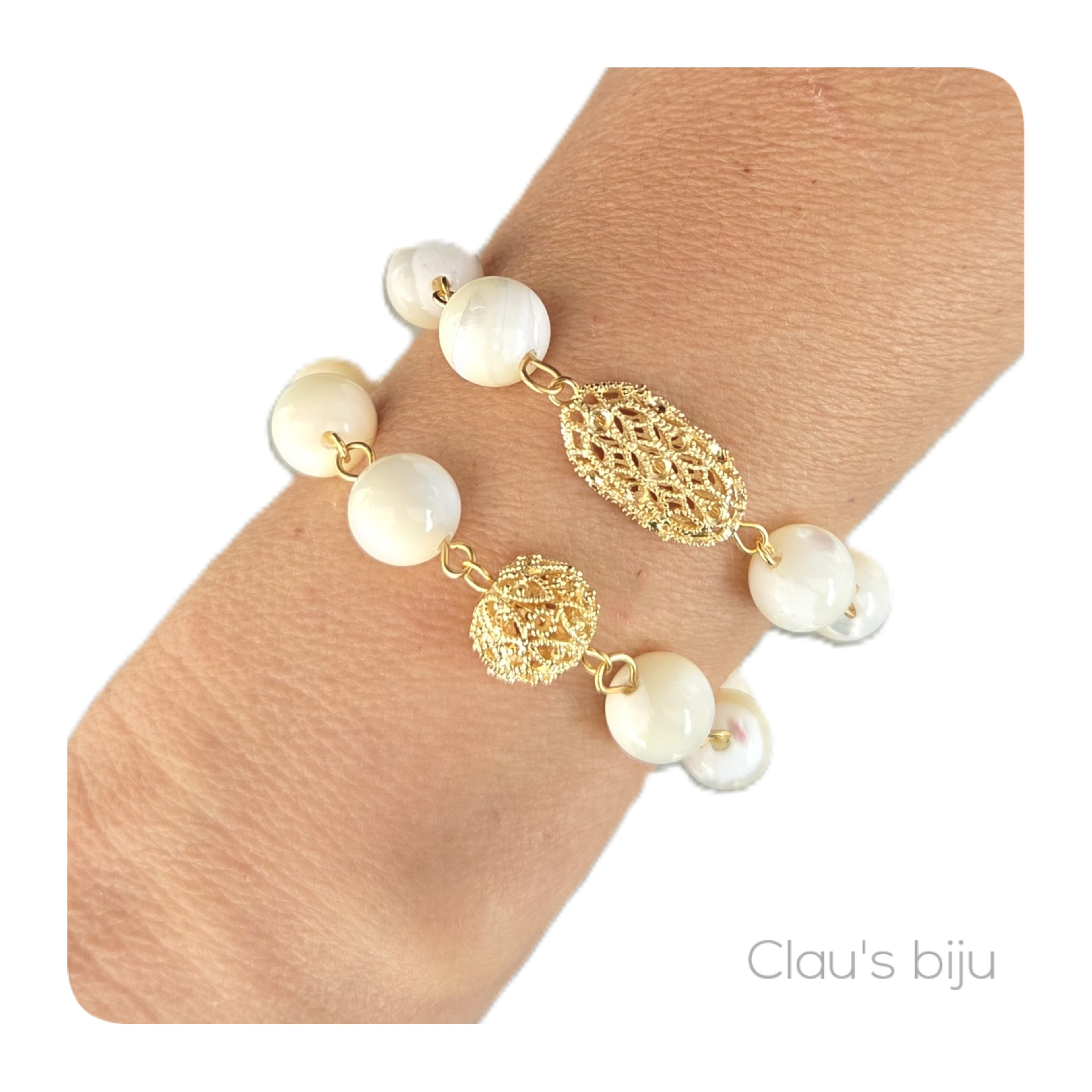 Bracelets en nacre avec des pièces plaquées or 18 carats.