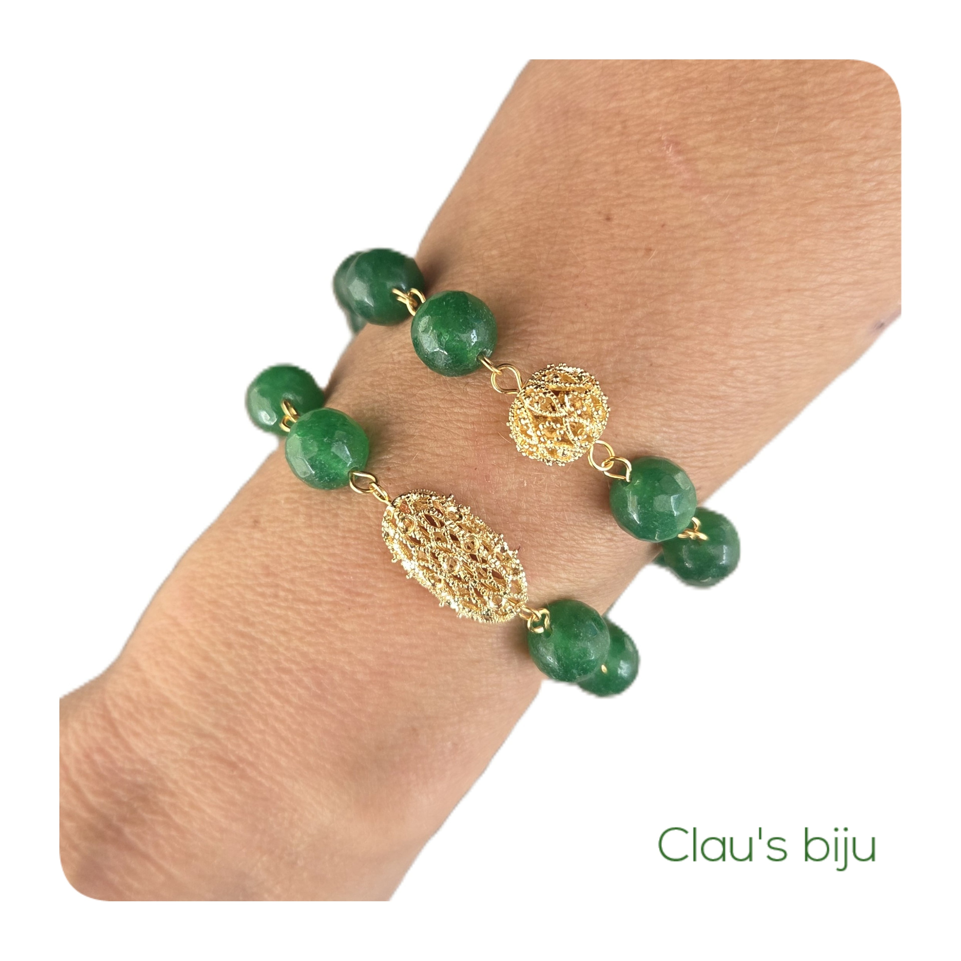 Bracelets ornés de pierres vertes et de pièces plaquées or 18 carats.