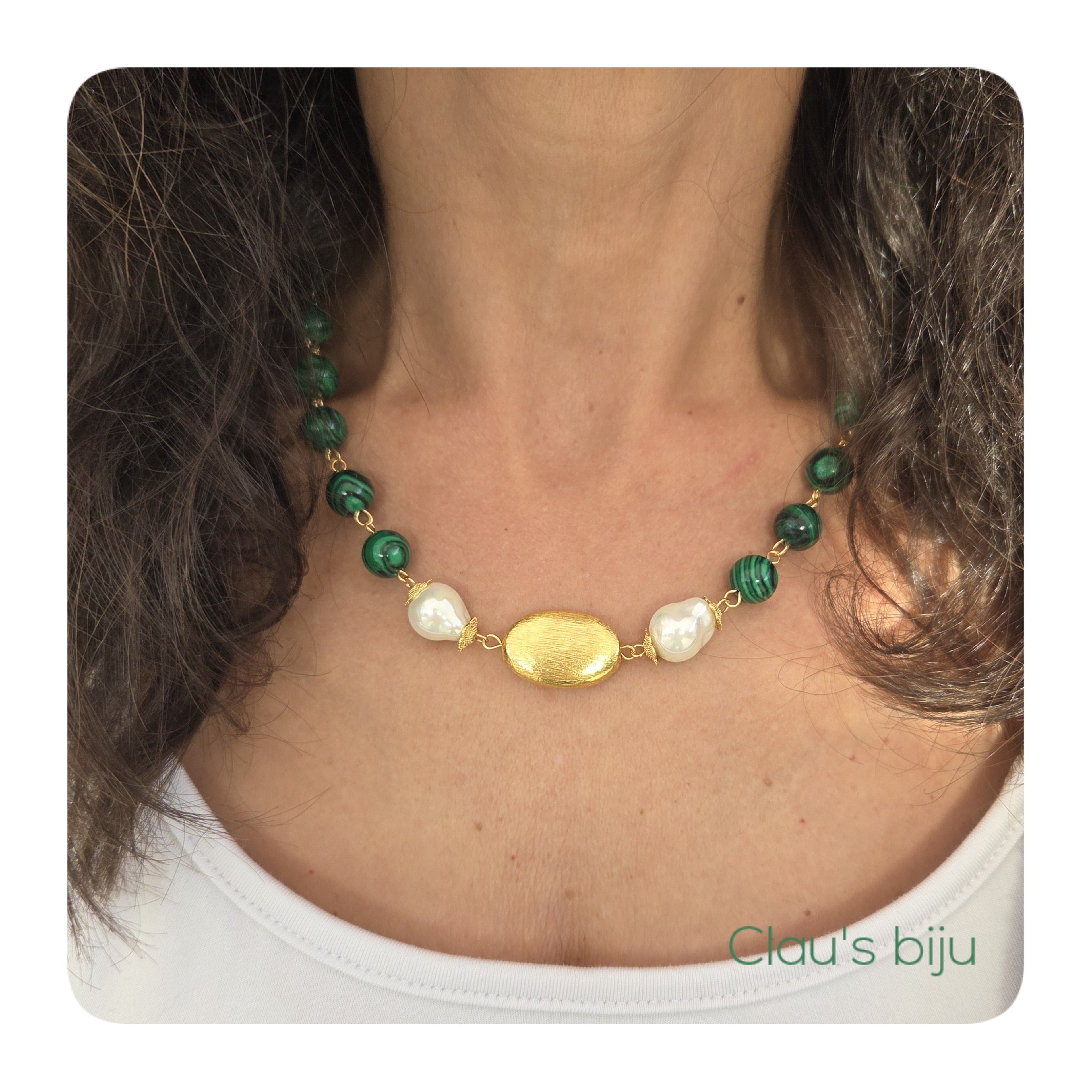 Collier orné de pierres de malachite et d'une pièce plaquée or.