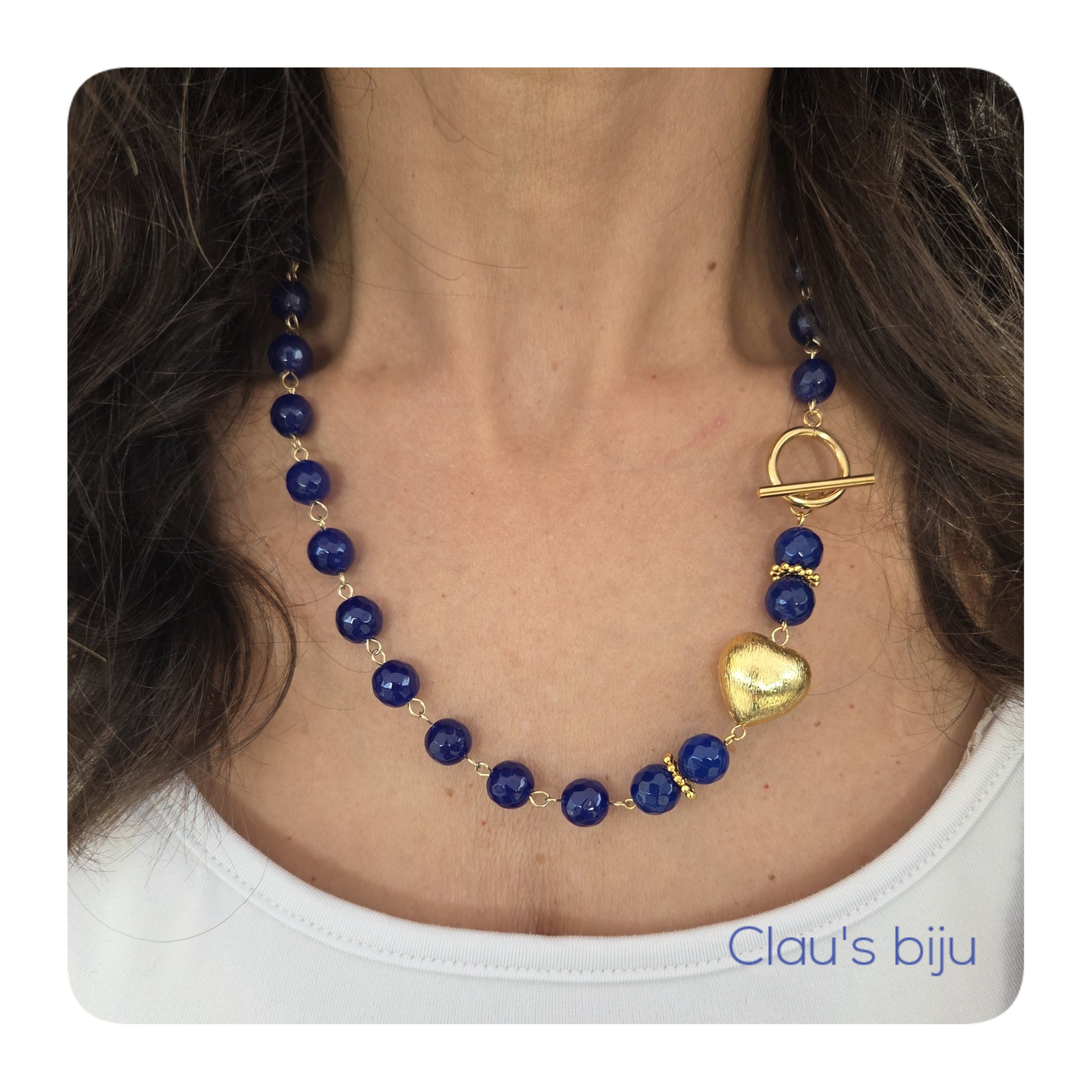 Collier orné de pierres bleues et d'un cœur plaqué or.