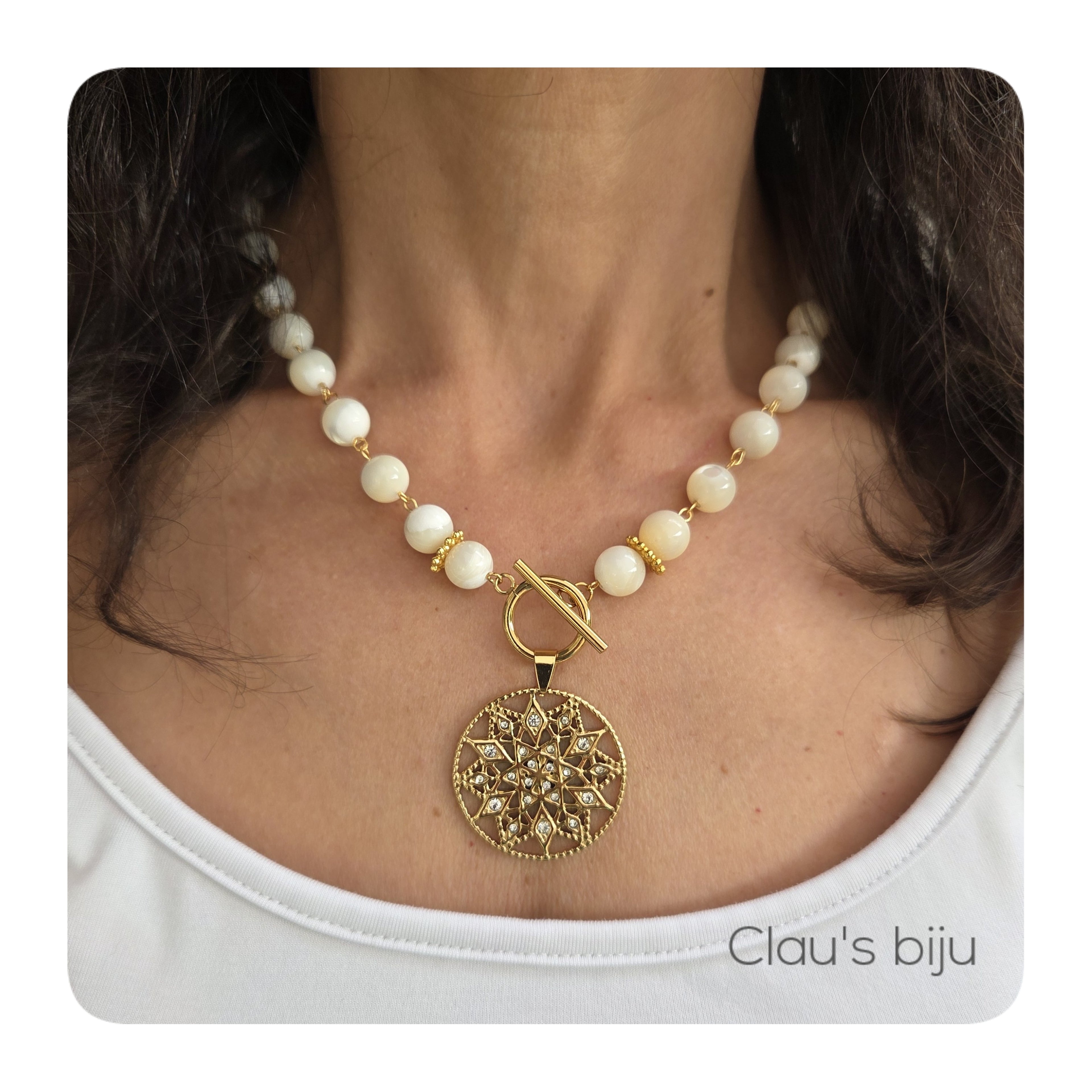 Collier en nacre avec pièces en acier.