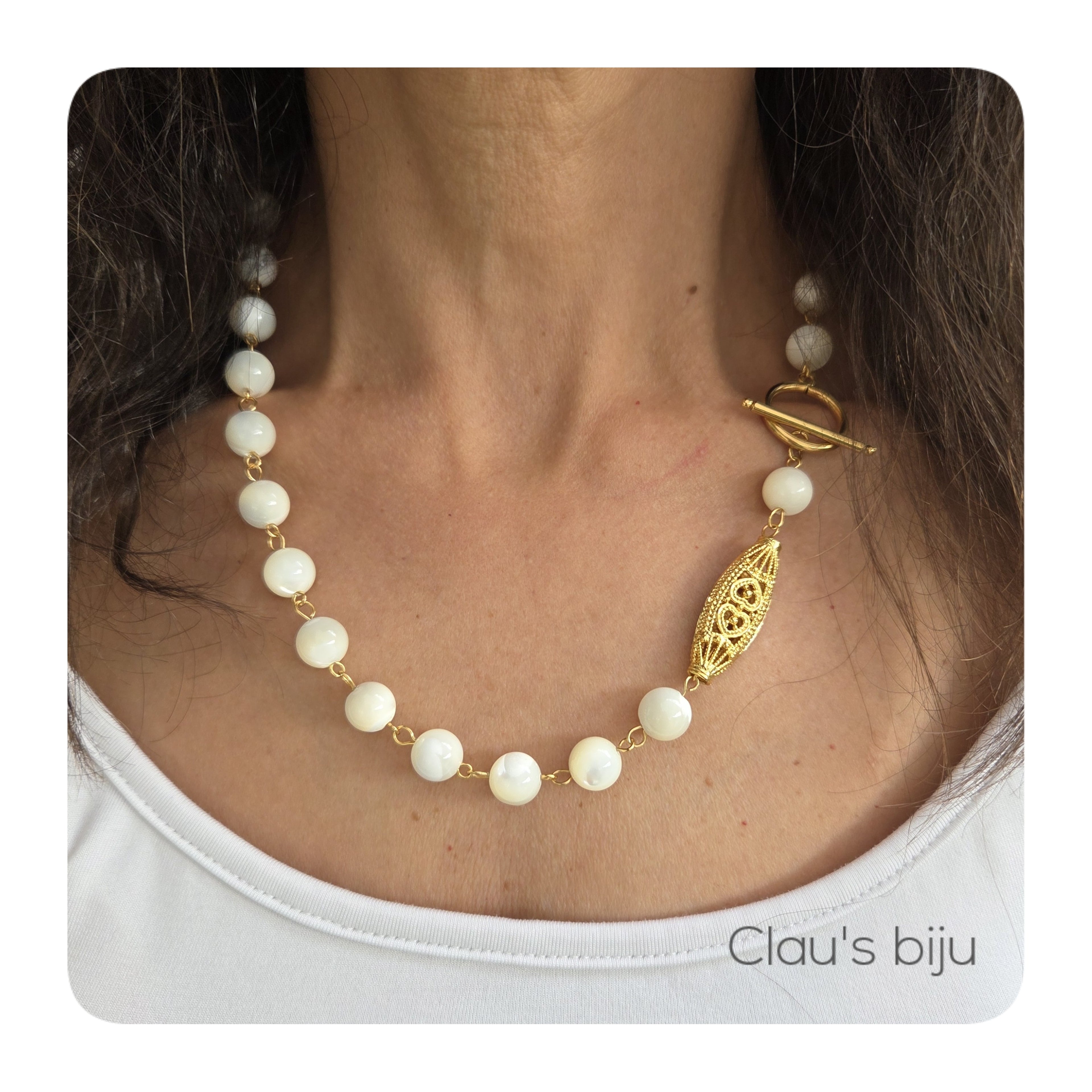 Collier en nacre avec éléments en acier et une pièce plaquée or.