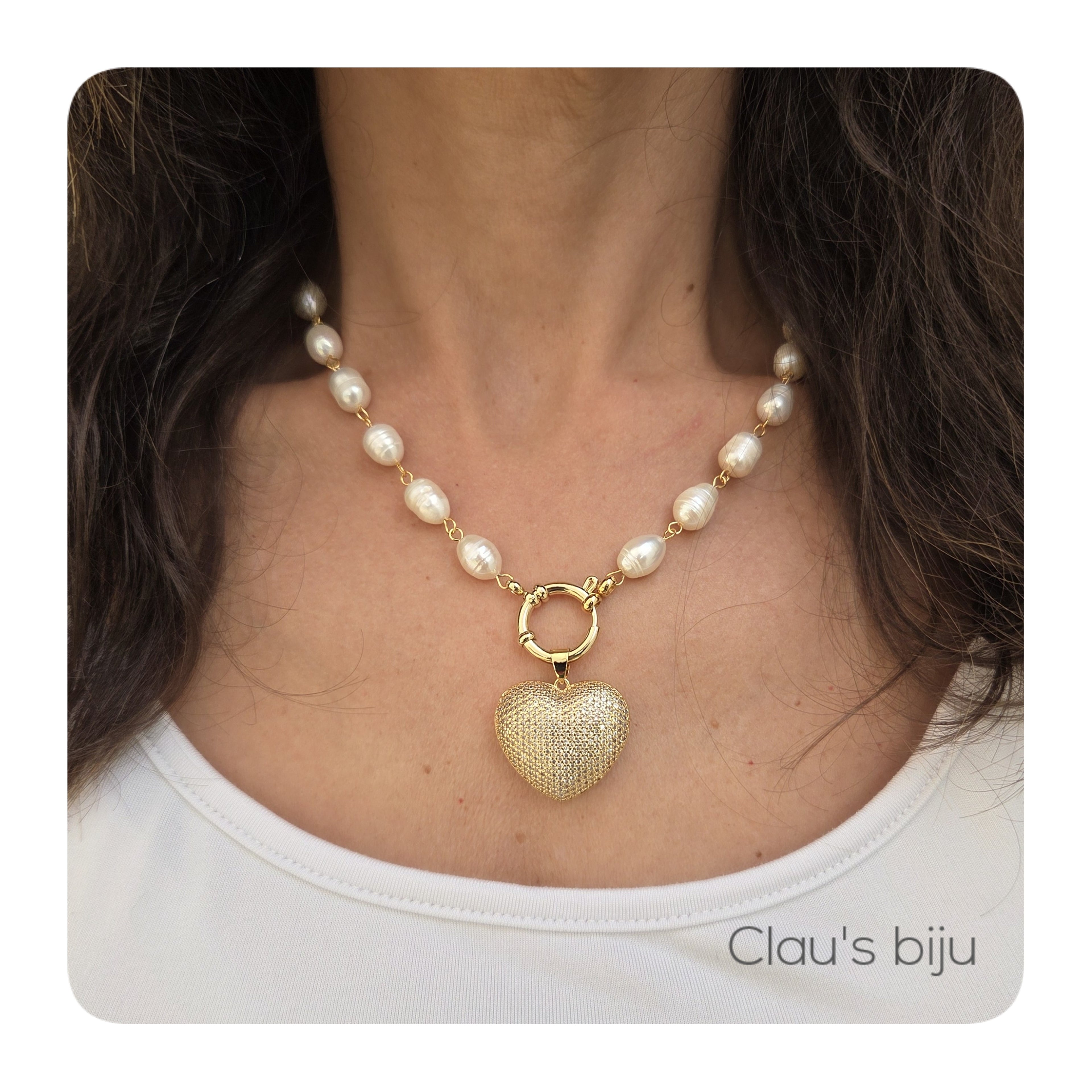 Collier de perles d'eau douce avec un cœur plaqué or.