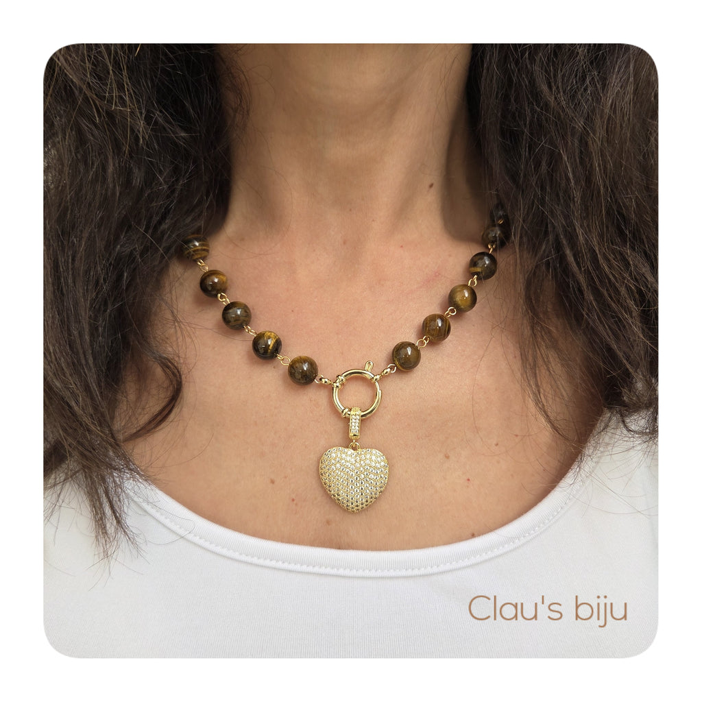 Collier orné de pierres œil-de-tigre et d'éléments en acier.