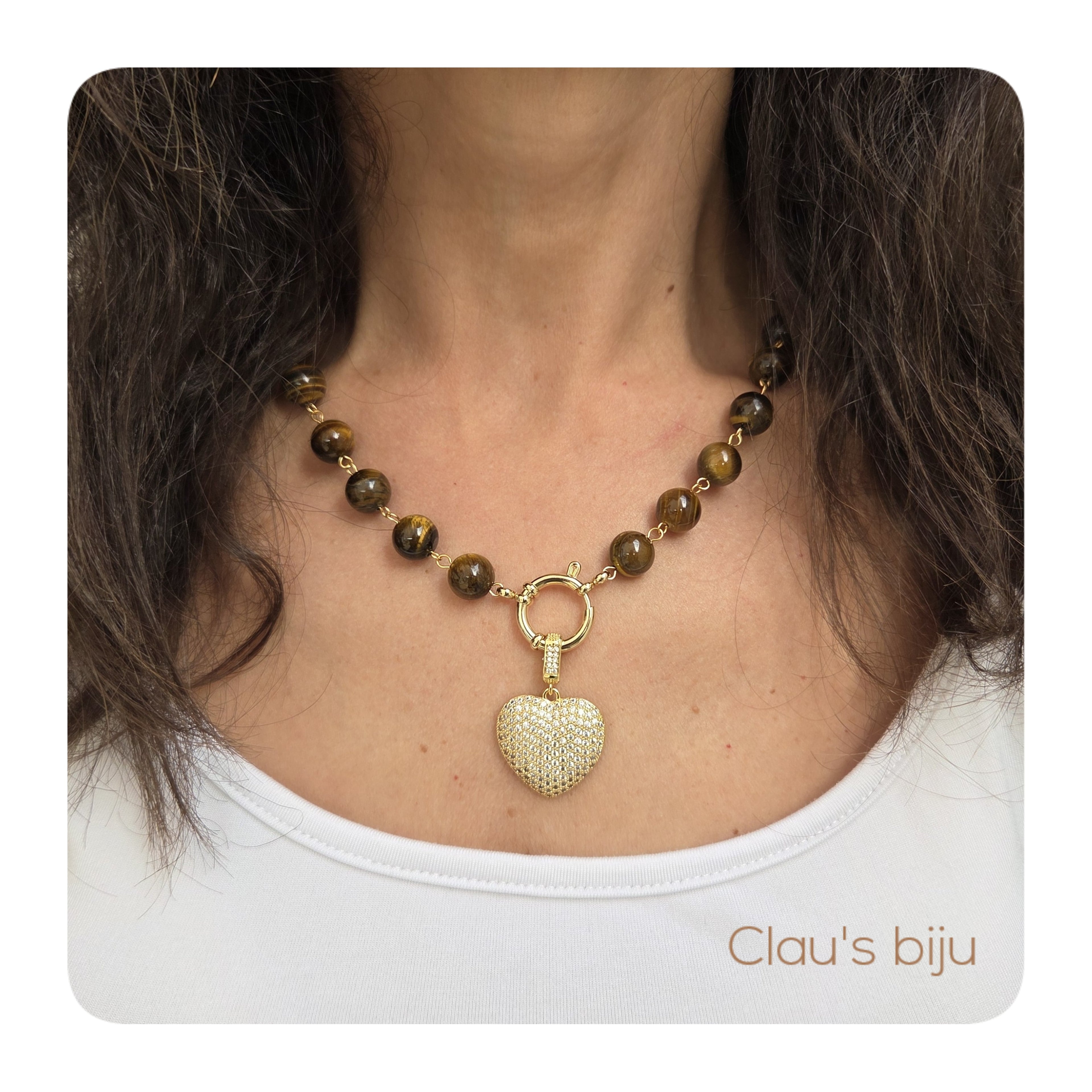 Collier orné de pierres œil-de-tigre et d'éléments en acier.