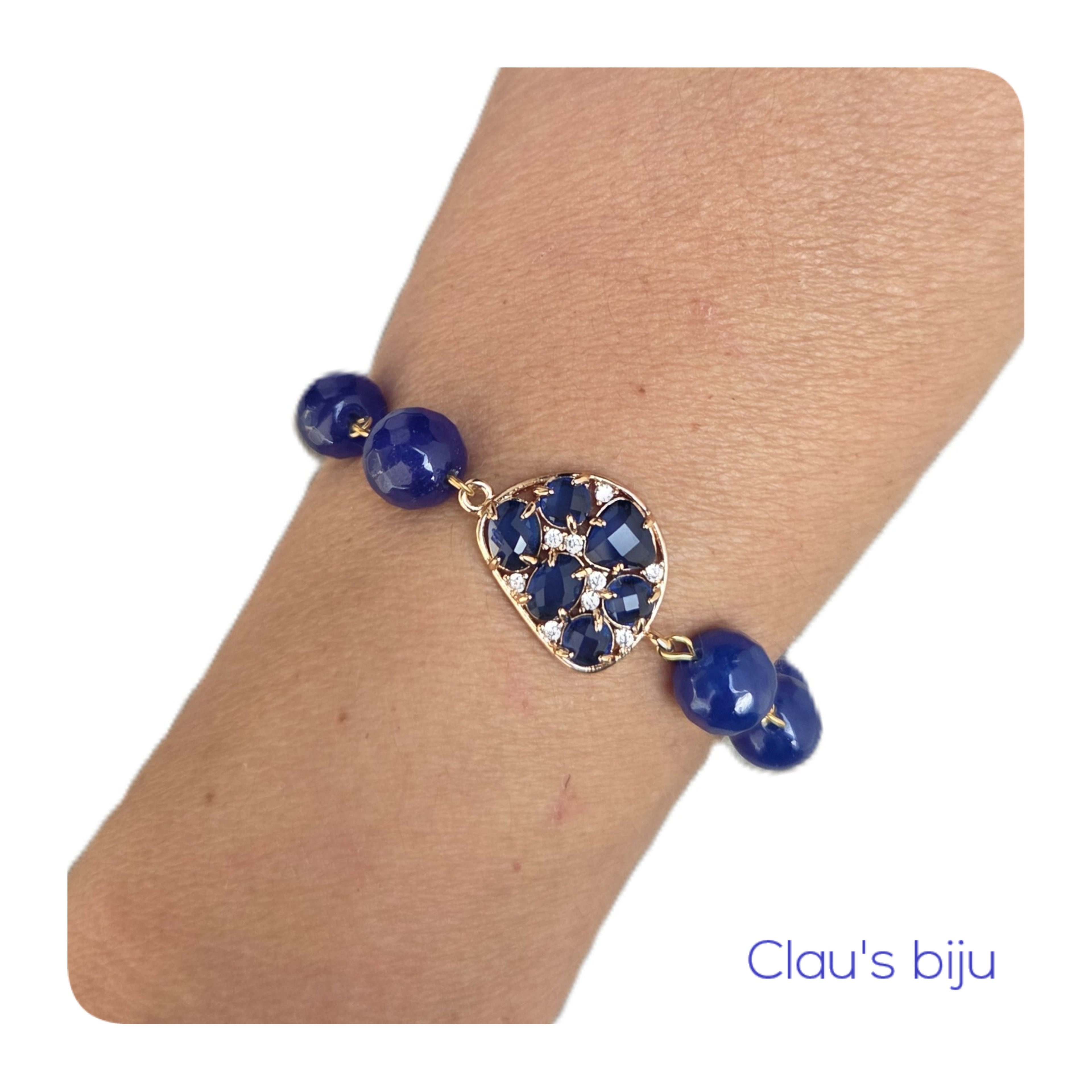 Collier orné de pierres bleues et de pièces en acier.