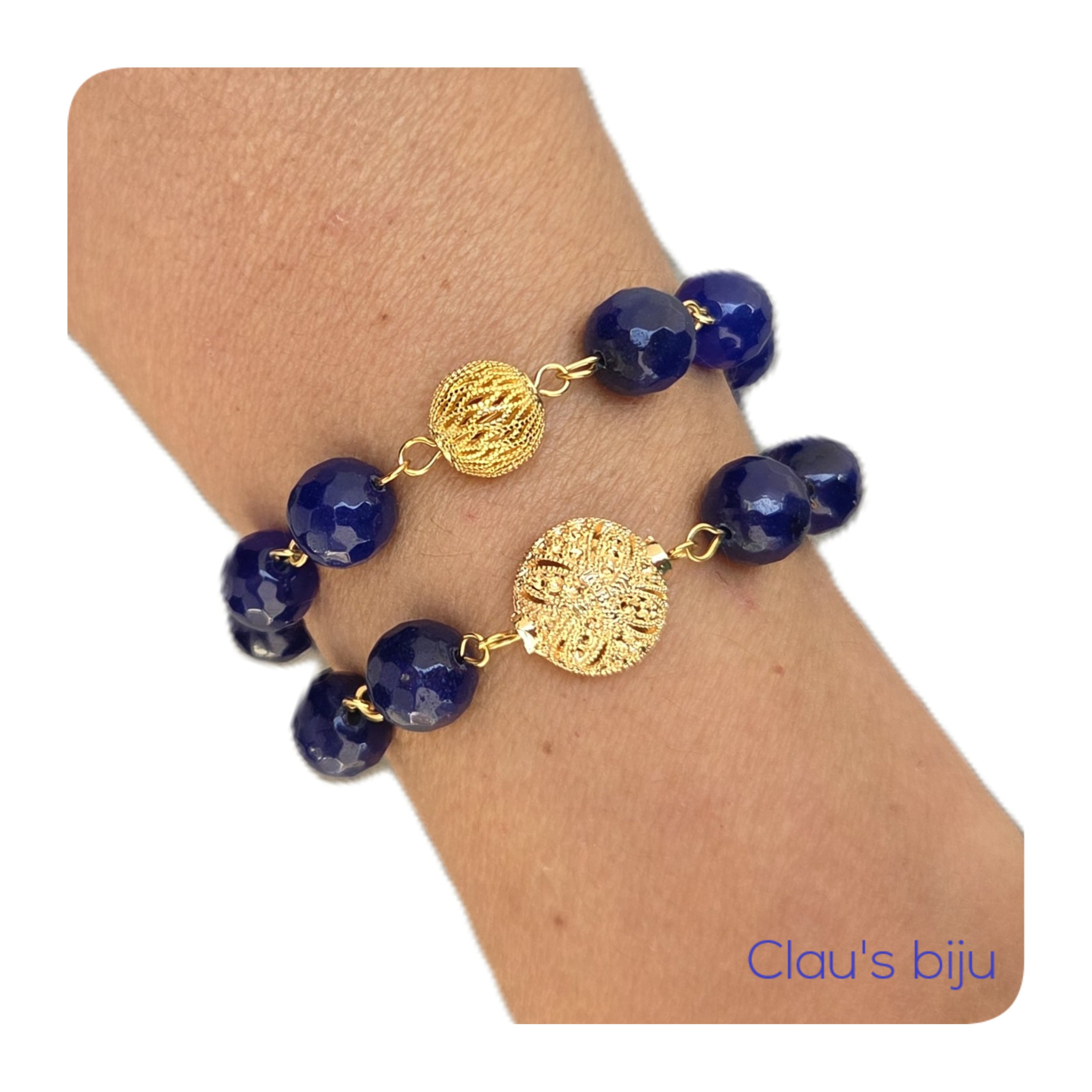 Collier orné de pierres de lapis-lazuli