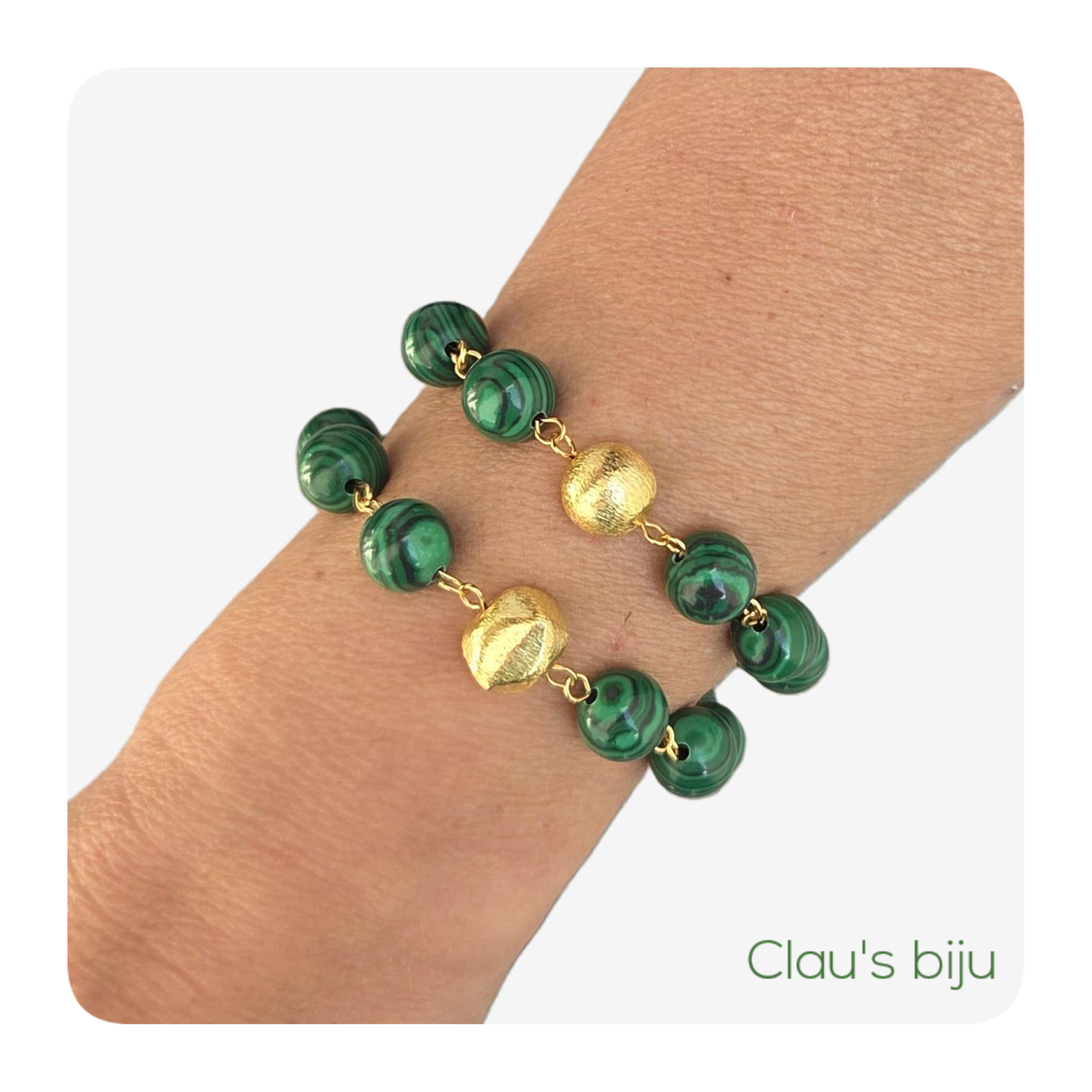 Collier orné de pierres de malachite et d'une pièce plaquée or.