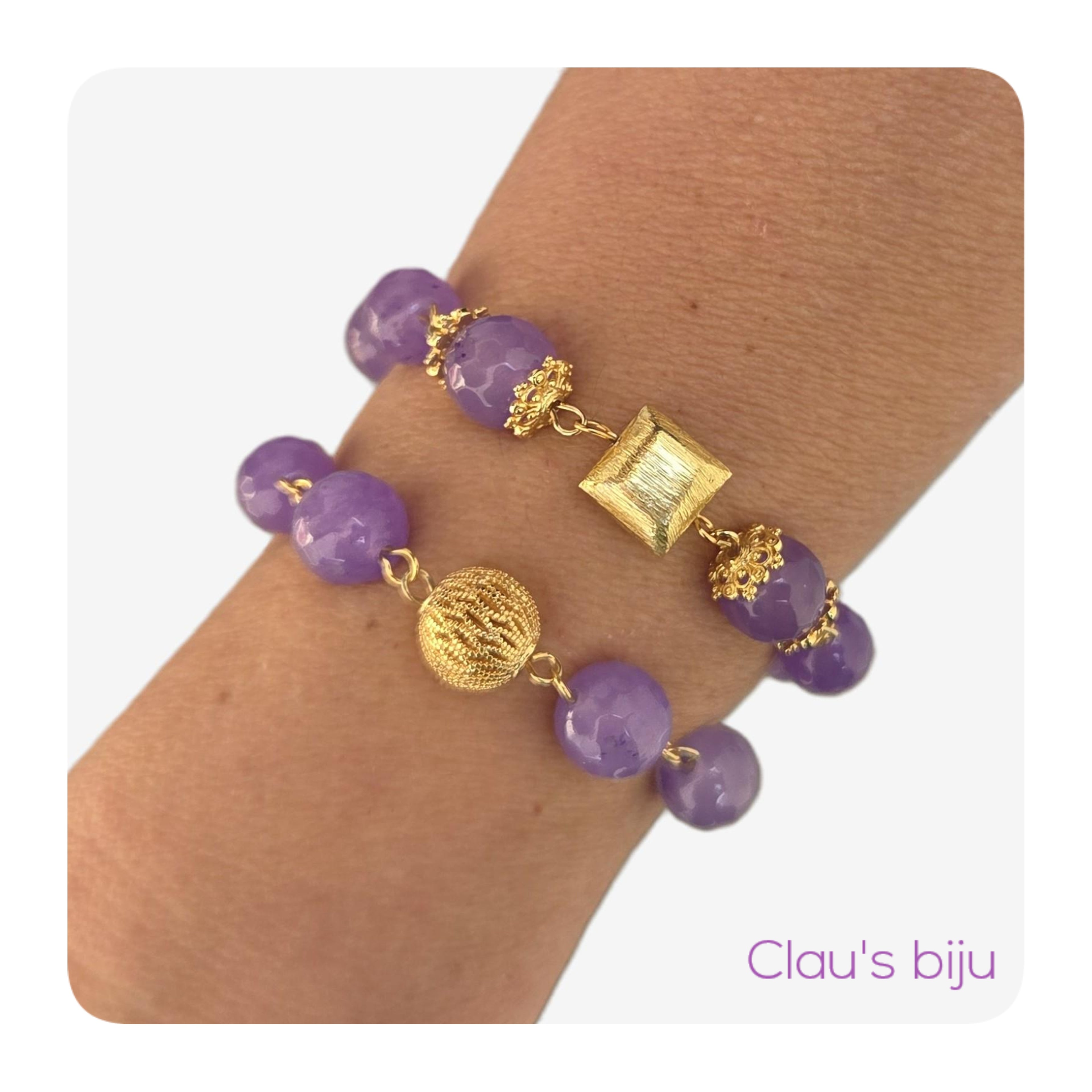 Bracelets ornés de pierres lilas et de pièces plaquées or 18 carats.