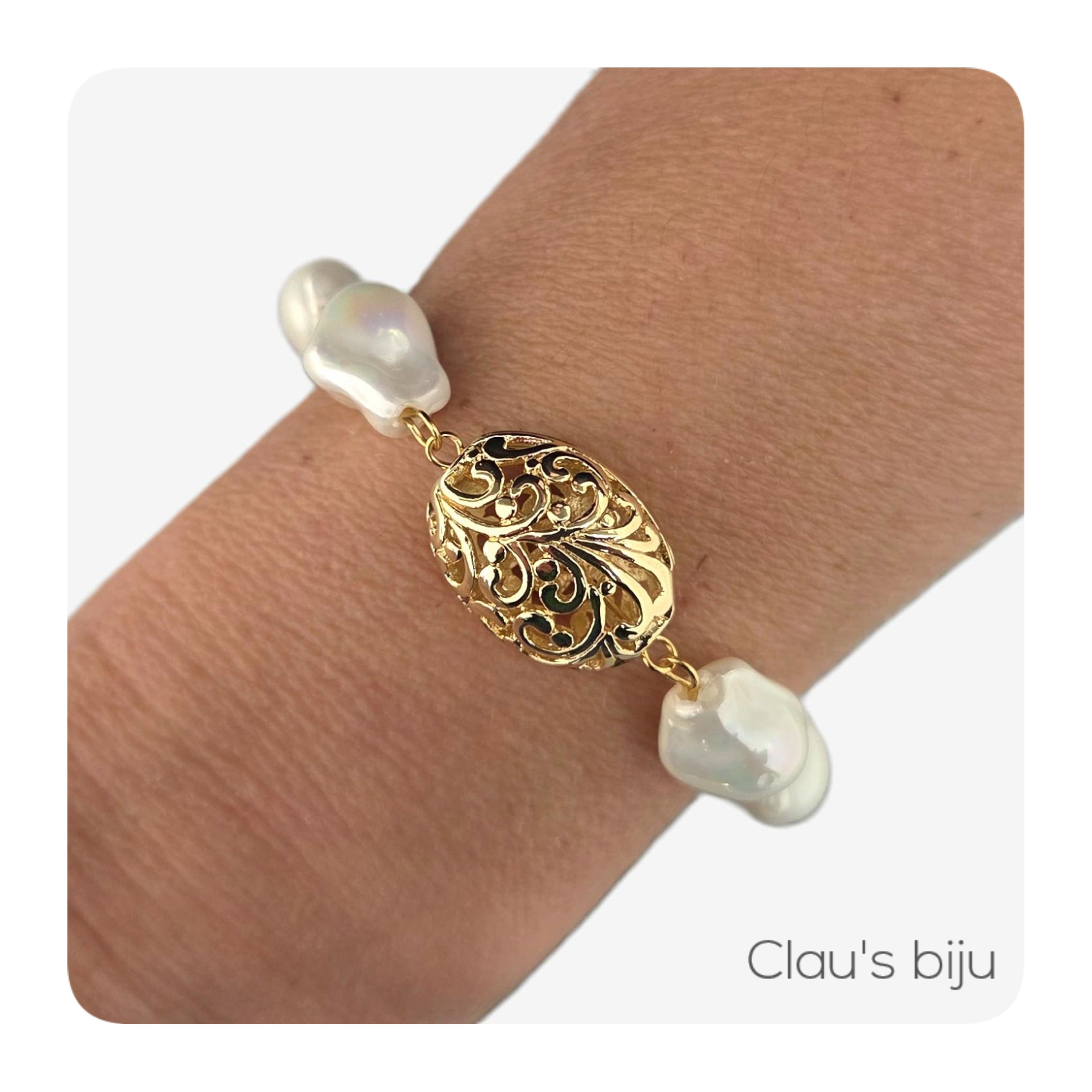 Bracelet de perles avec détails plaqués or.