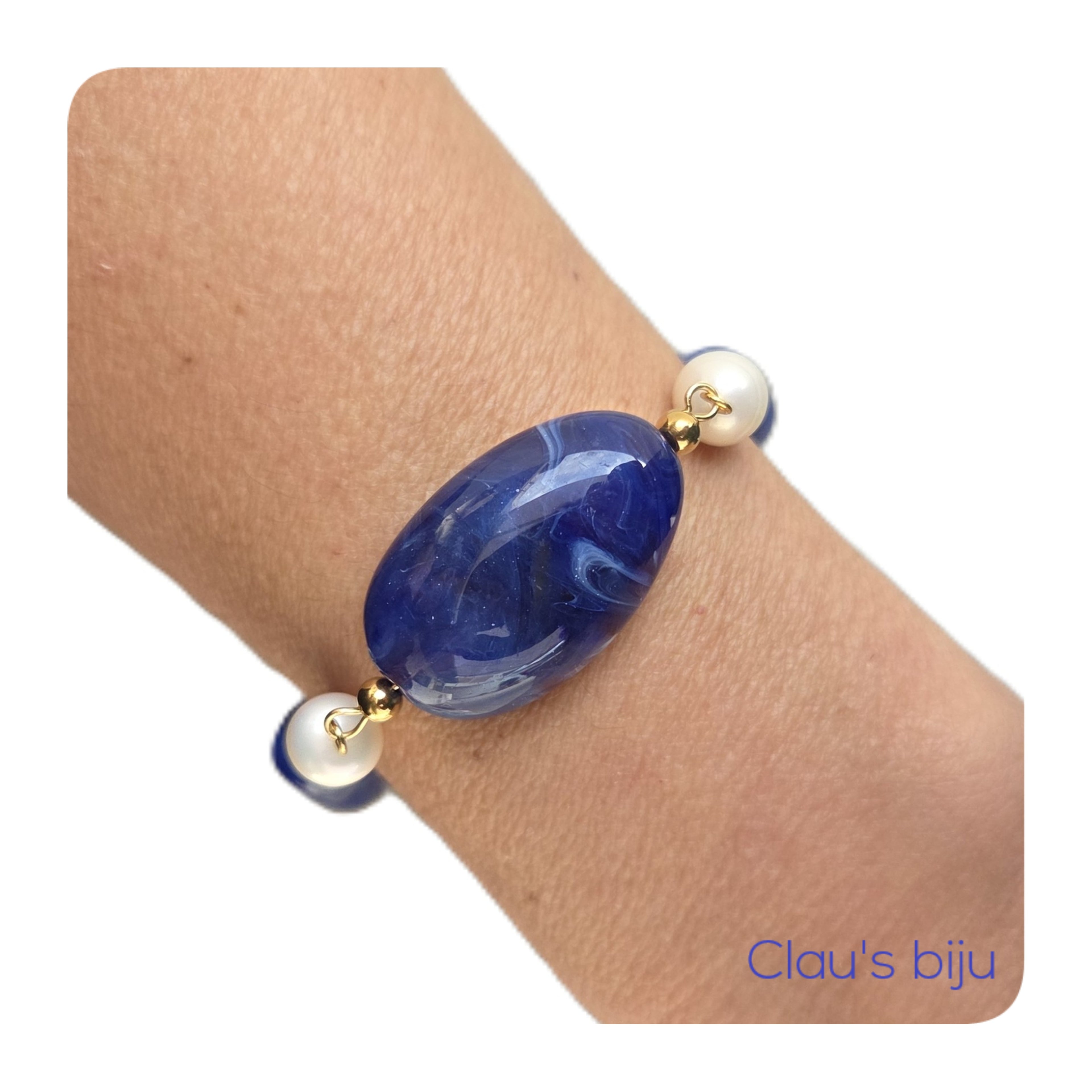 Collier composé de perles d'eau douce, de perles de résine et de pièces en acier.