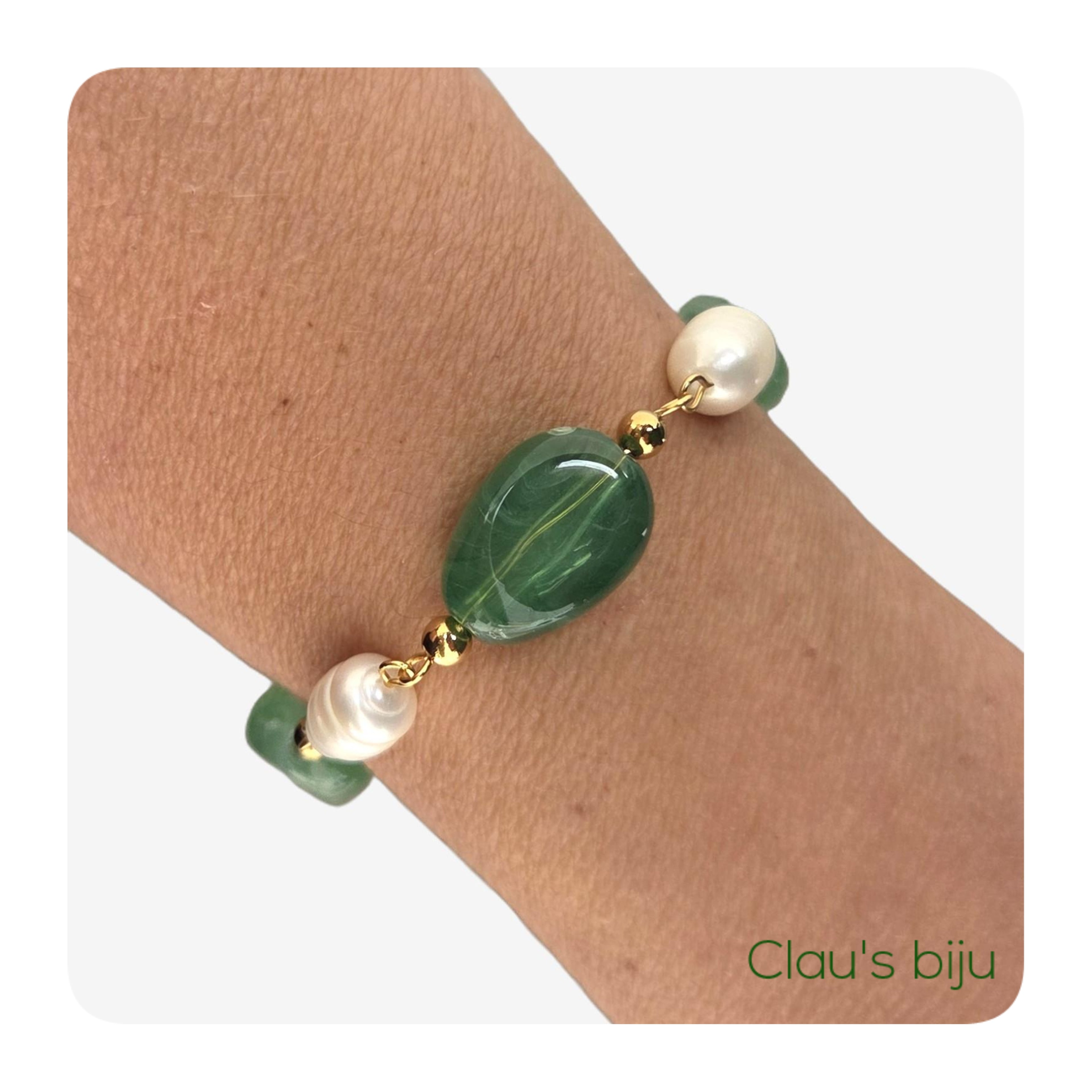 Bracelet composé de perles d'eau douce et de perles de résine.