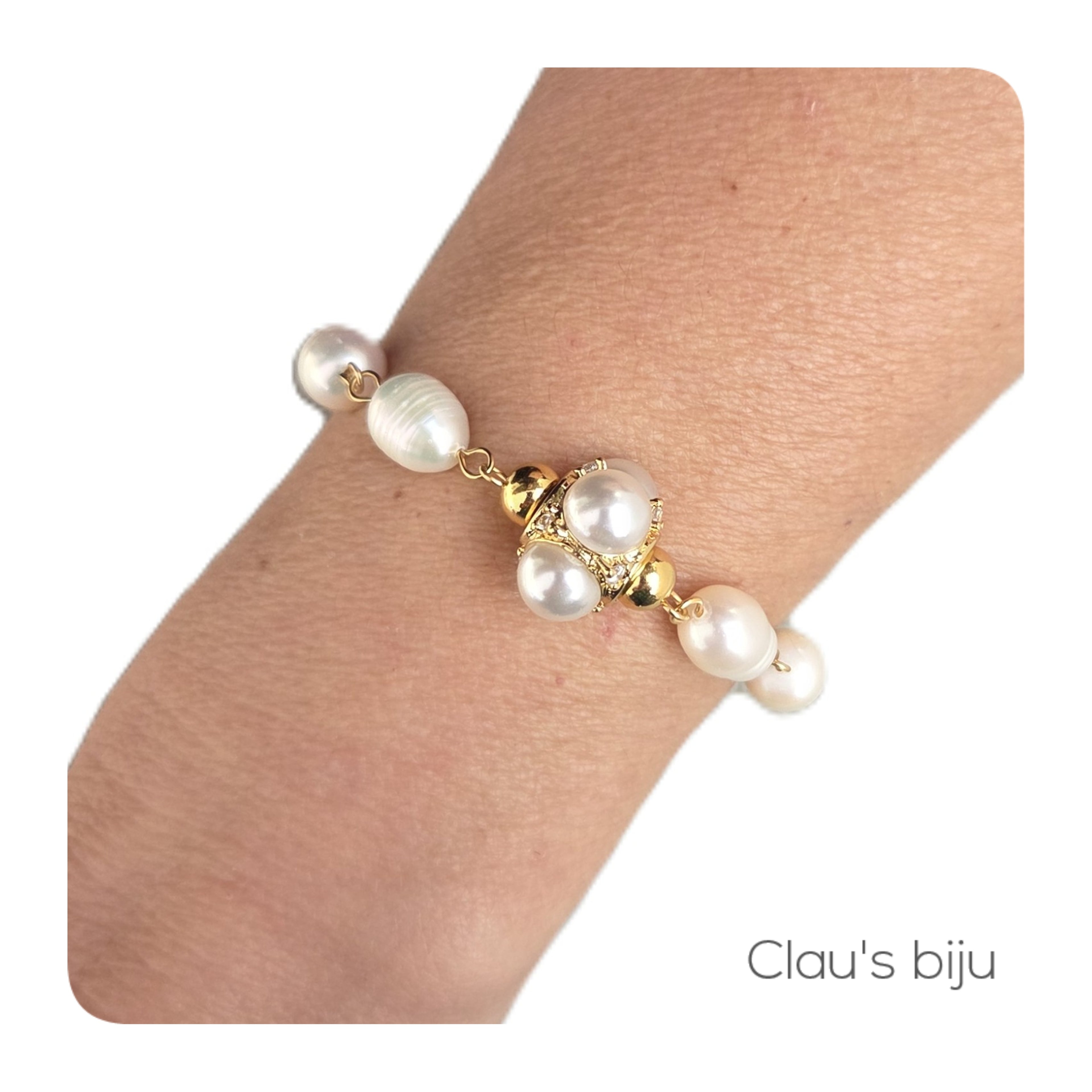 Bracelet de perles d'eau douce avec des éléments en acier.