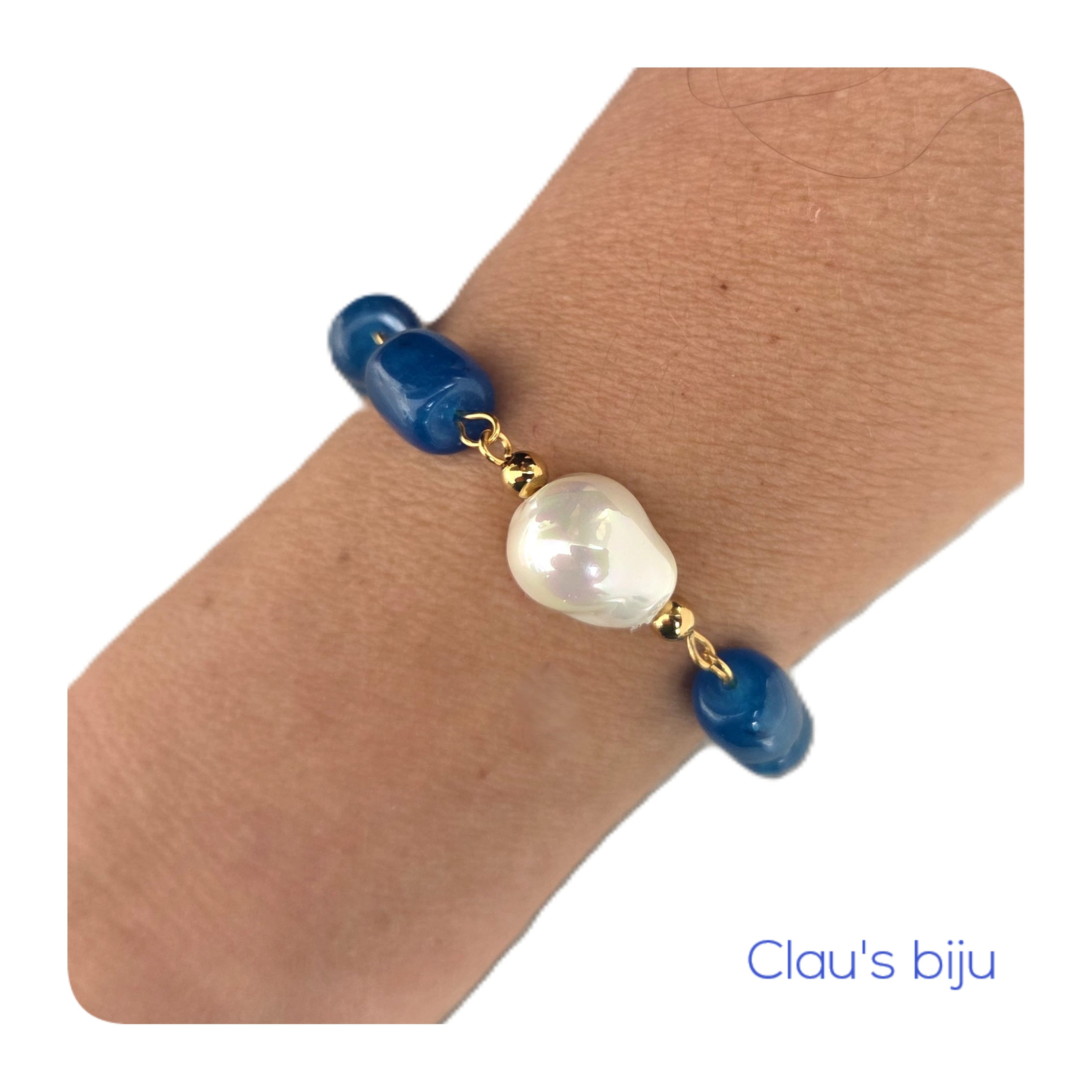 Bracelet orné de pierres bleues et de pièces en acier.