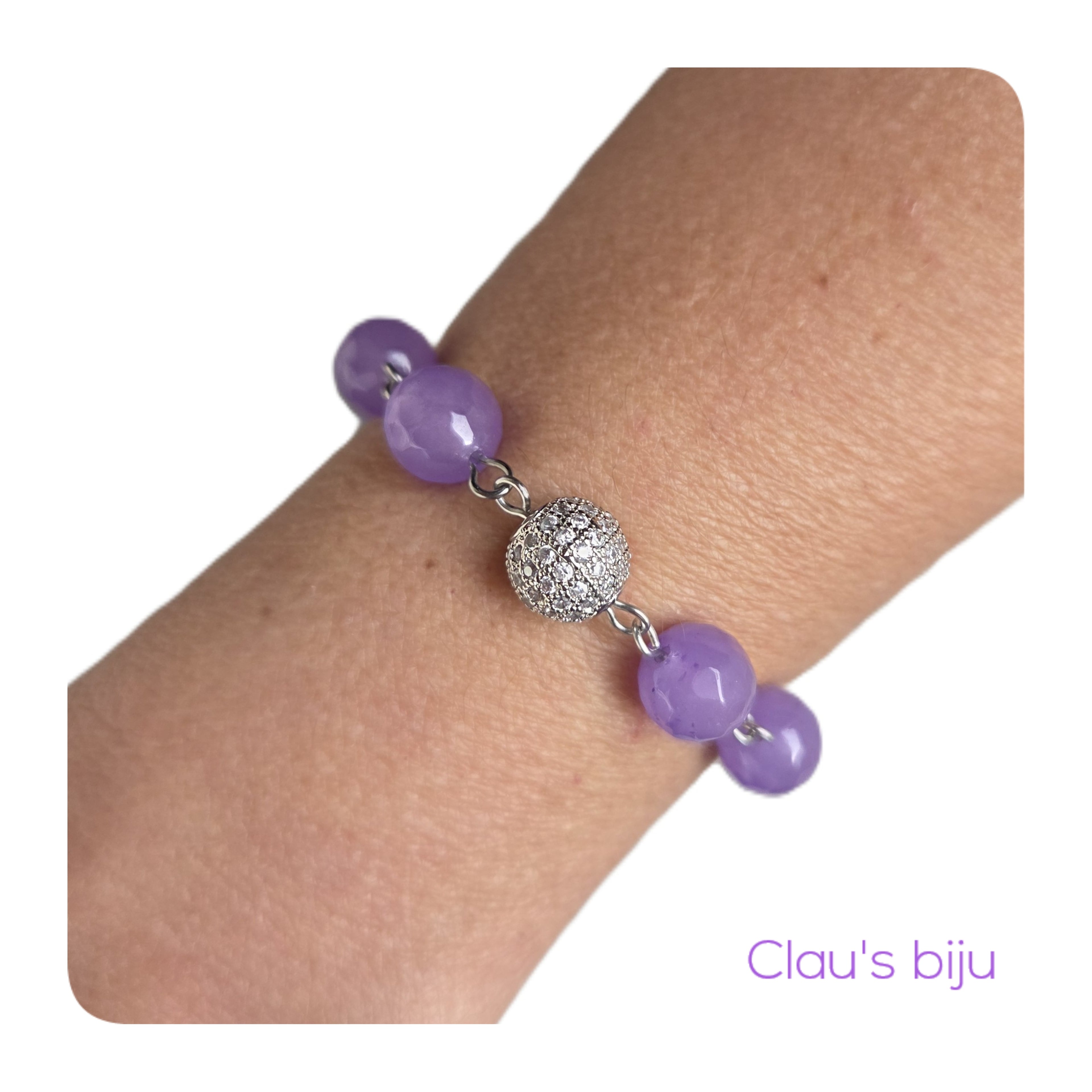 Bracelet orné de pierres lilas et d'éléments en acier.