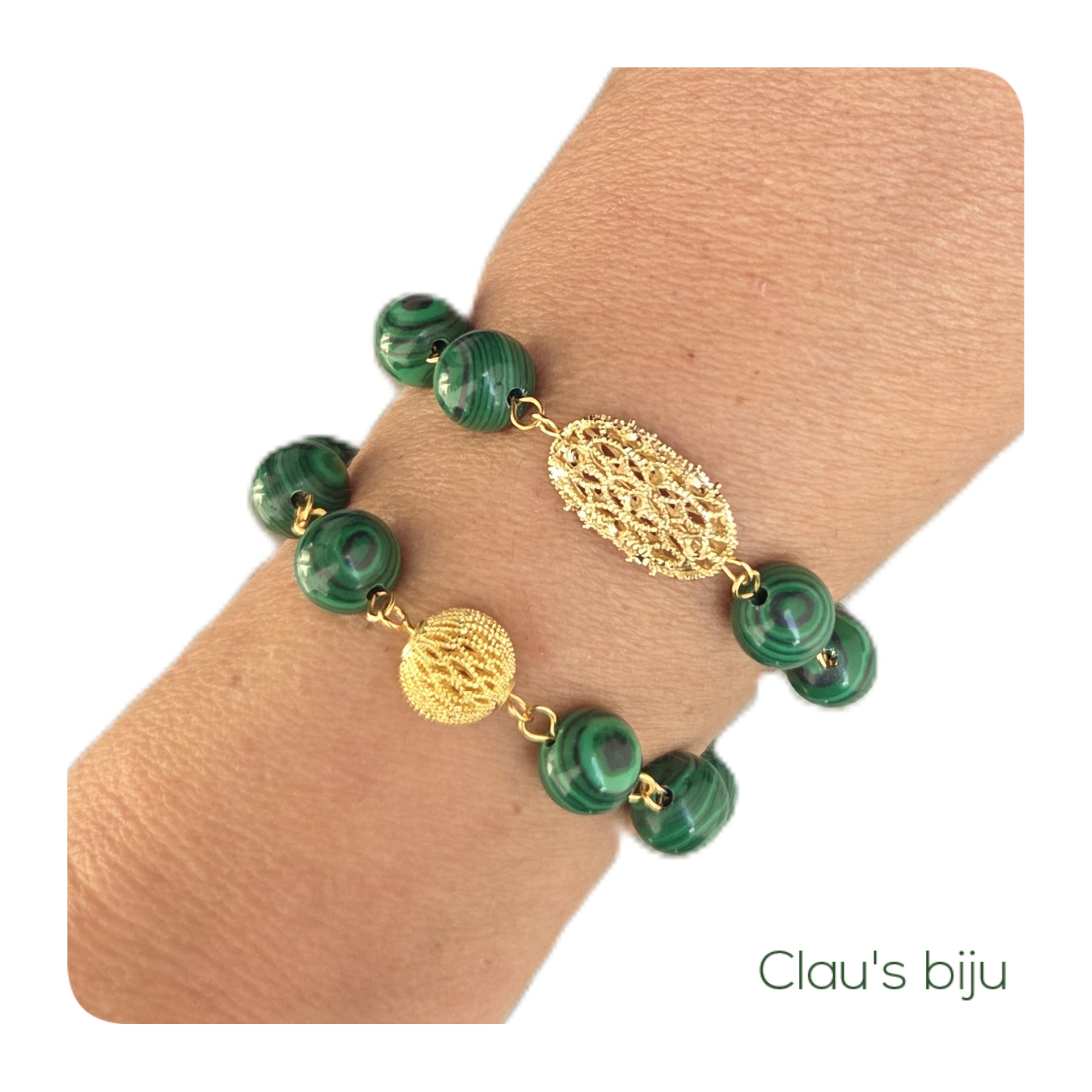 Collier orné de pierres de malachite et de fermoirs en acier.