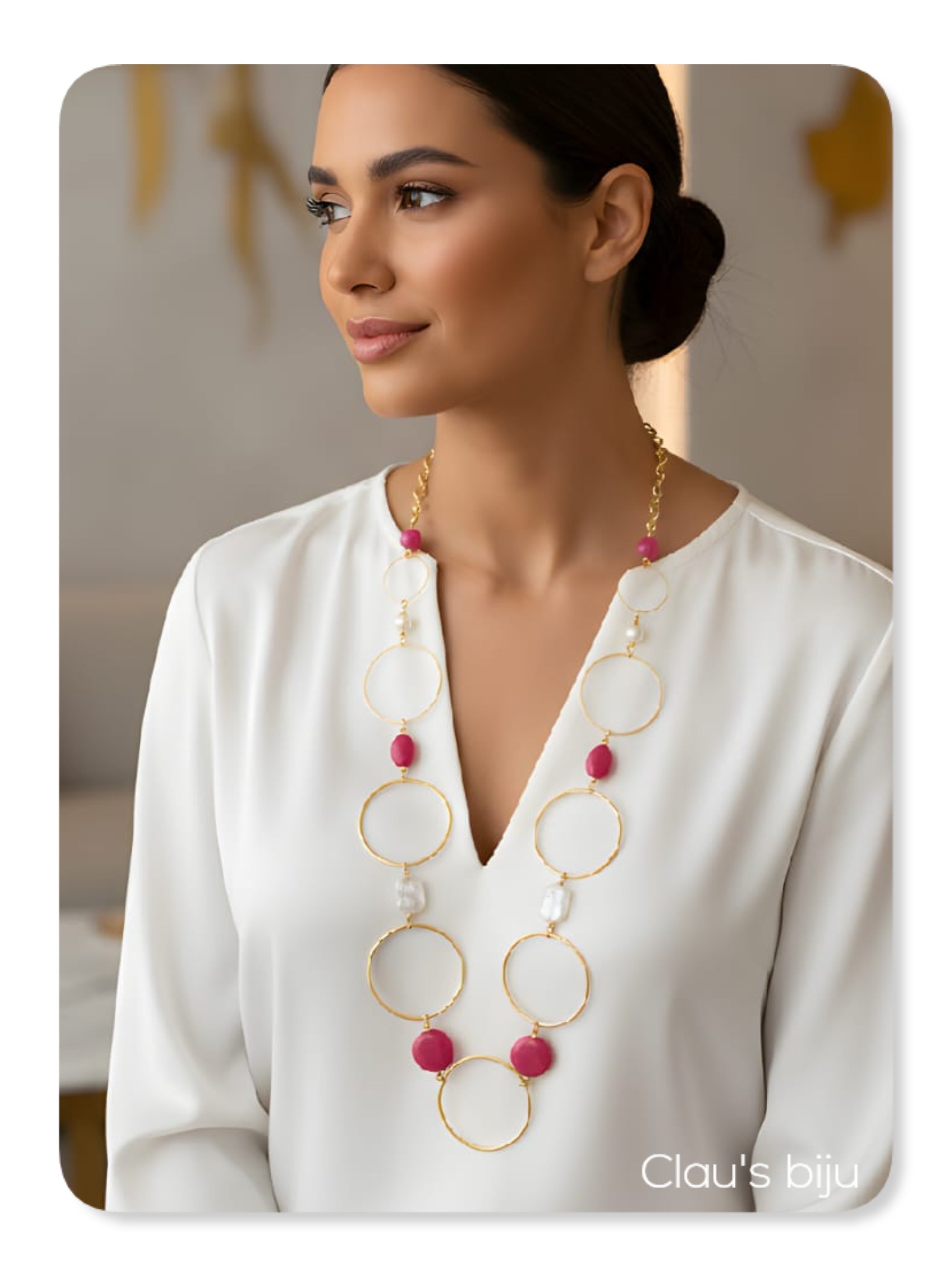 Collier orné de perles, de pierres roses et de pièces plaquées or 18 carats.