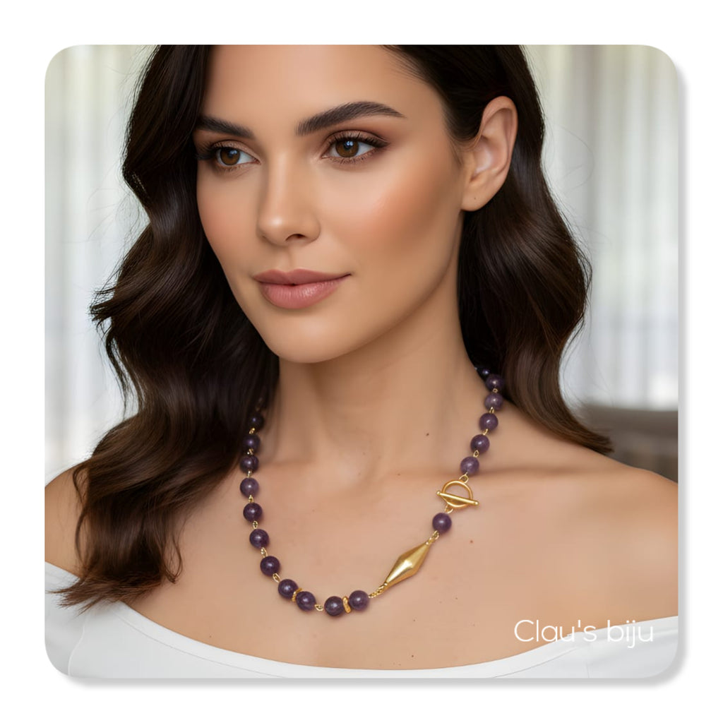Collier en pierre d'améthyste avec des pièces plaquées or.