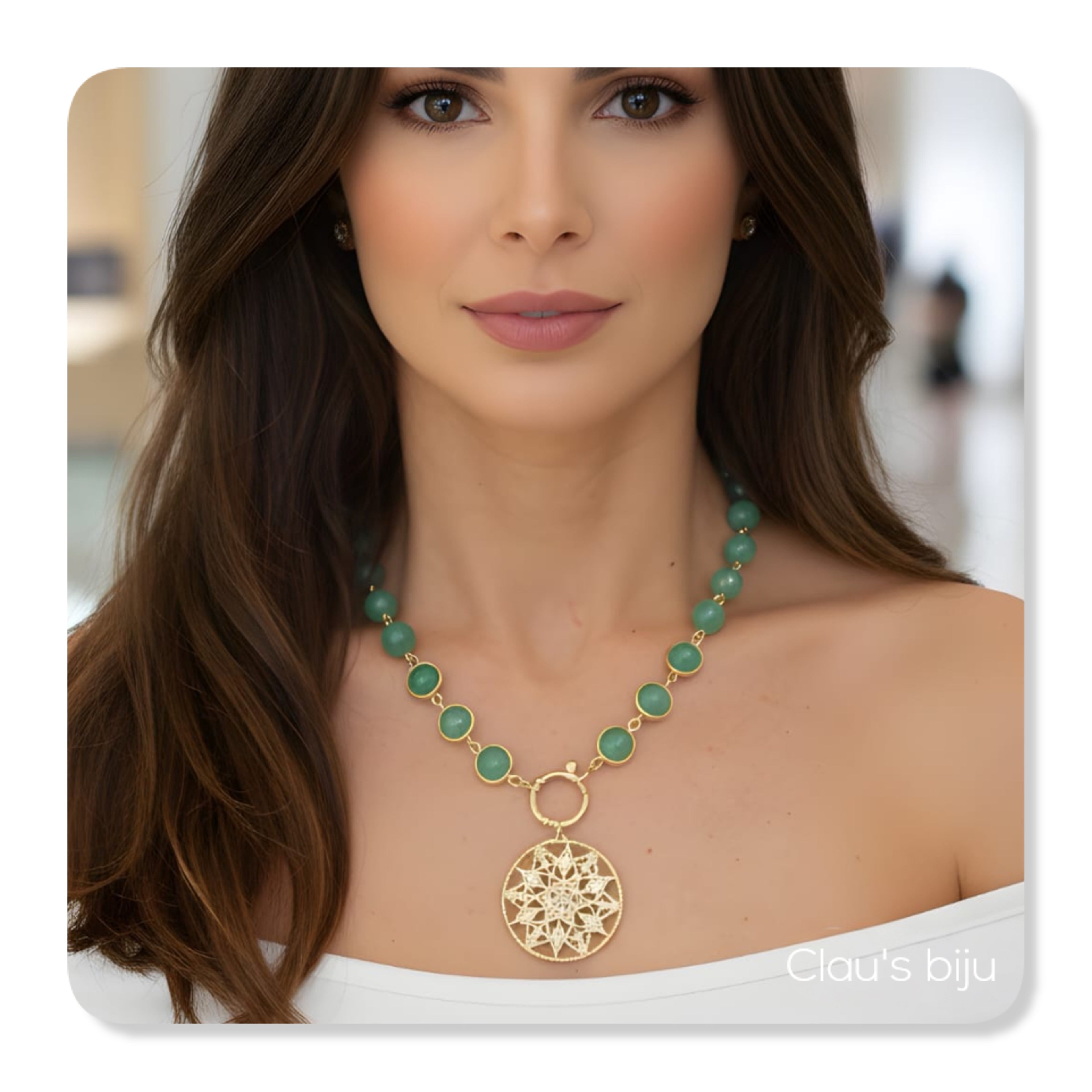 Colar com pedras verdes e peças em aço