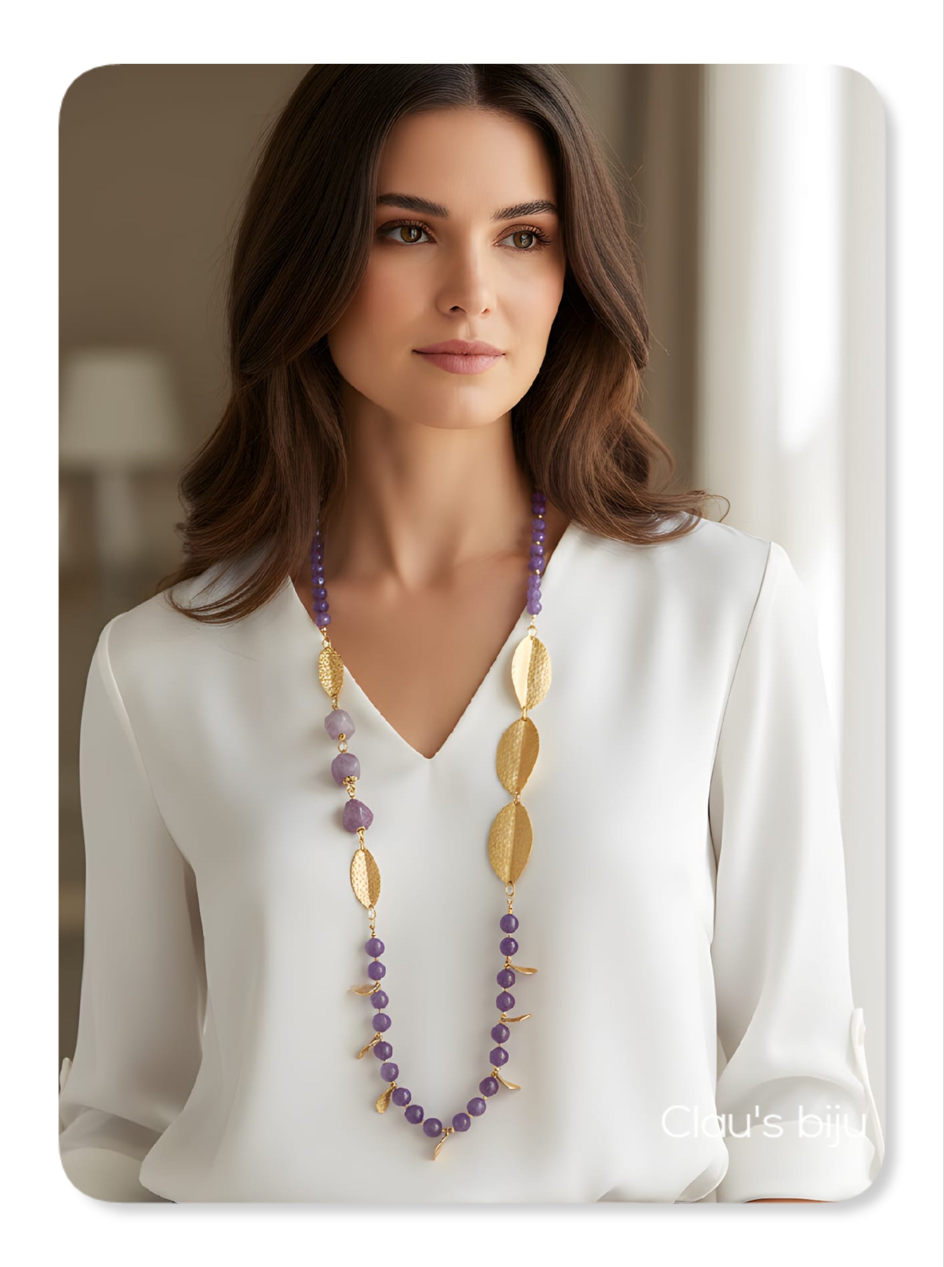 Collier orné de pierres de jade lilas et de pièces plaquées or 18 carats.