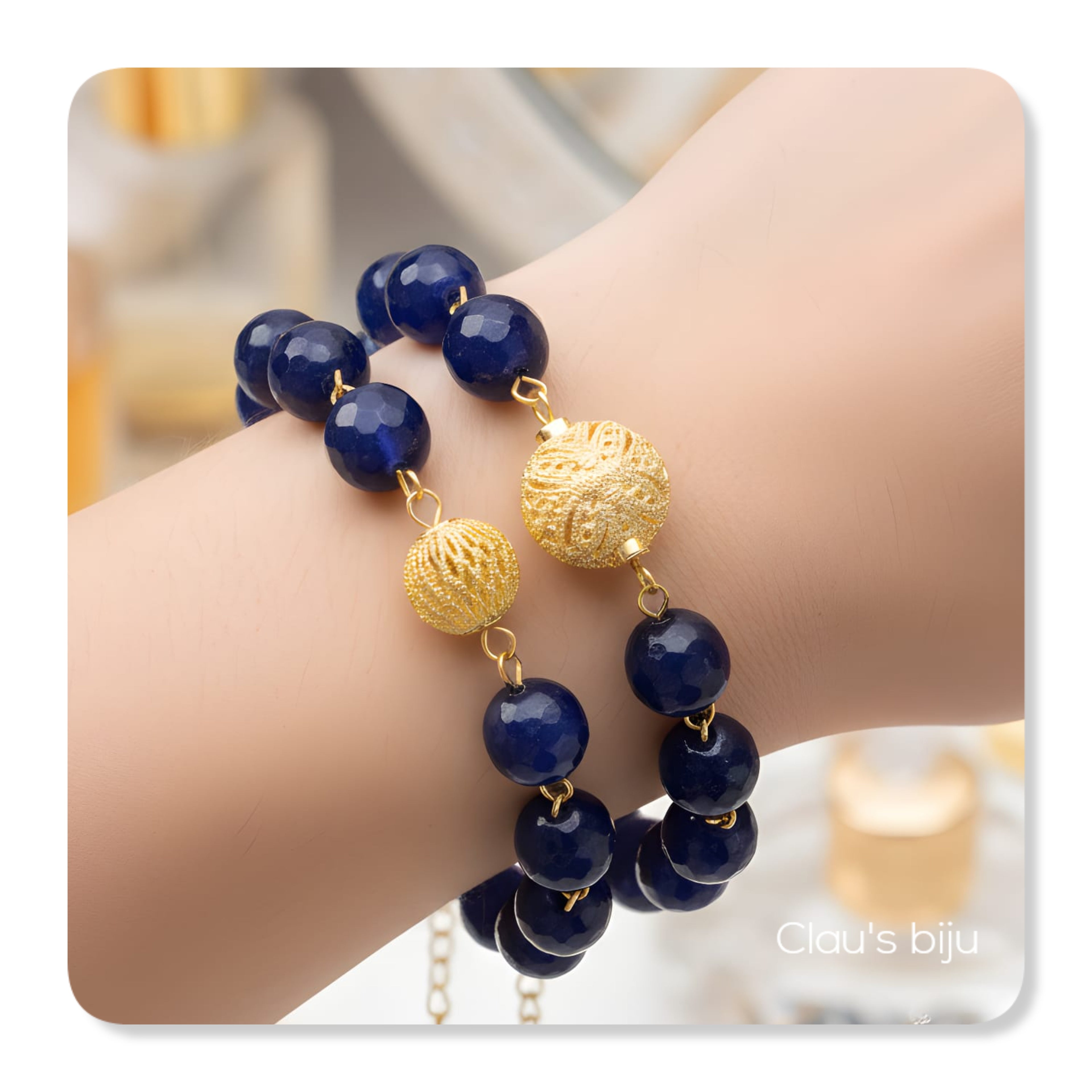 Pulseiras com pedras azuis e peças banhadas a ouro de 18 quilates