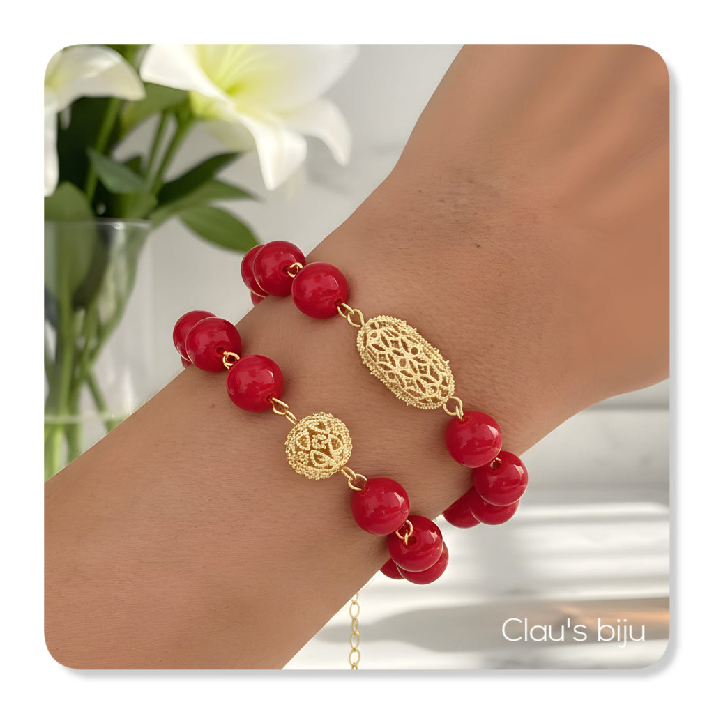 Pulseiras com pedras vermelhas e peças banhadas a ouro de 18 quilates