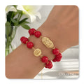 Pulseiras com pedras vermelhas e peças banhadas a ouro de 18 quilates