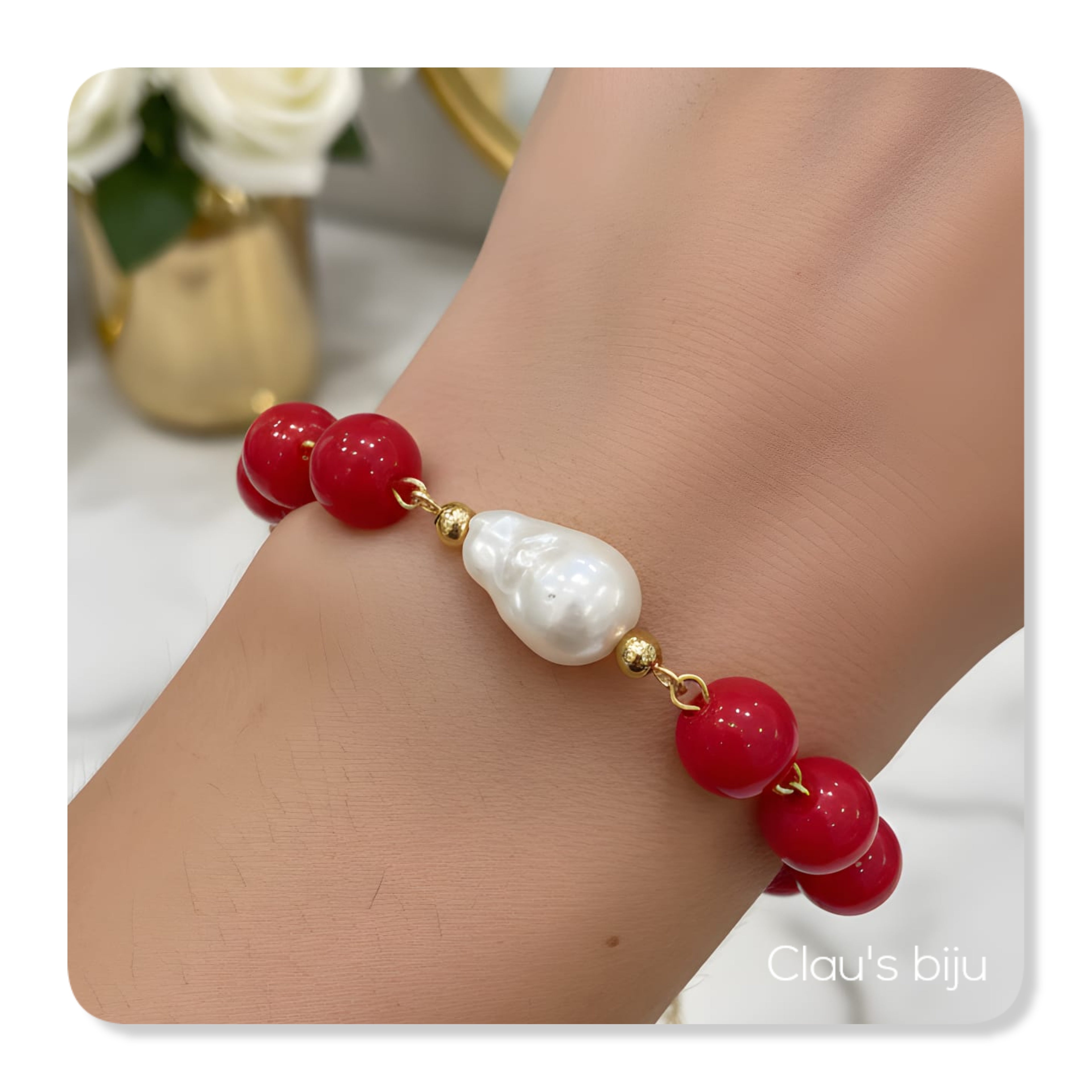 Bracelet orné de pierres rouges