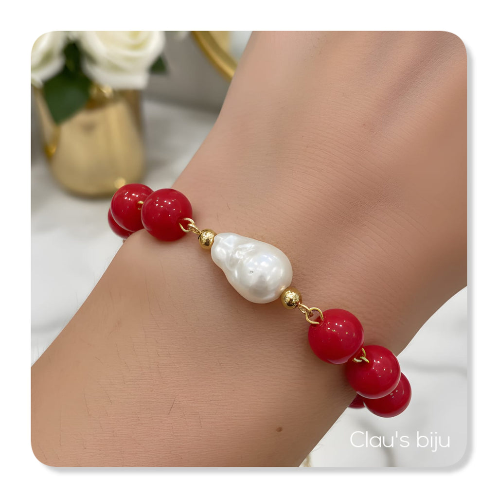 Collier orné de pierres rouges et de pièces en acier.