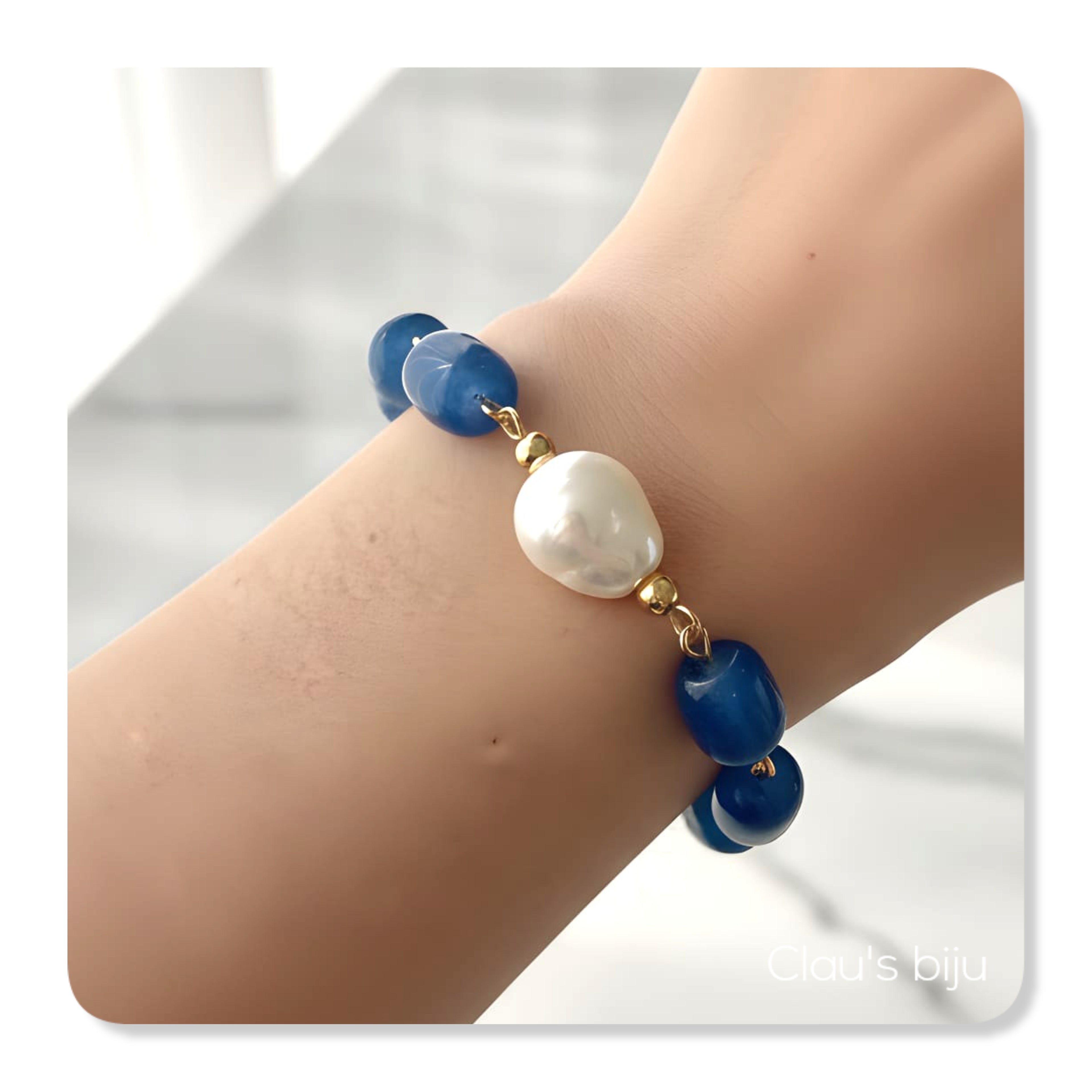 Collier orné de pierres bleues et de pièces en acier.