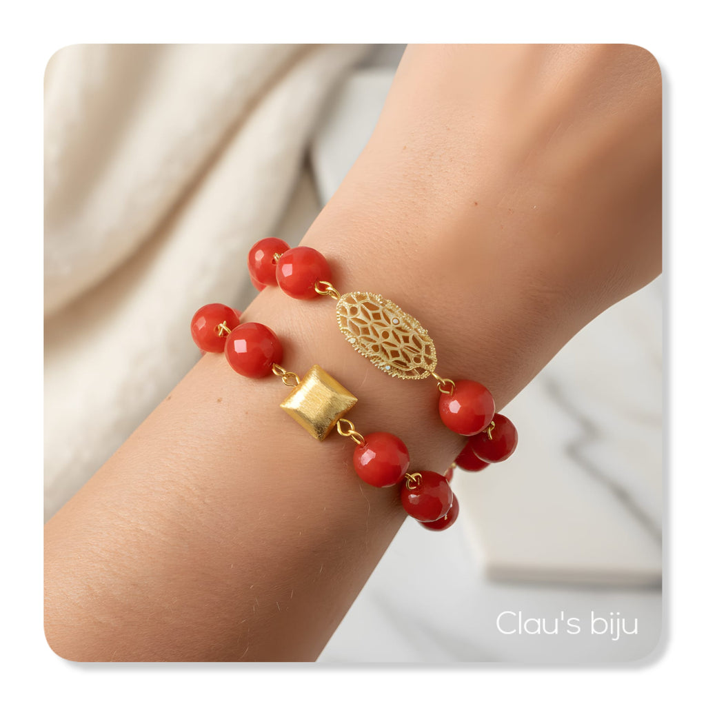 Pulseiras com pedras laranja e peças banhadas a ouro de 18 quilates