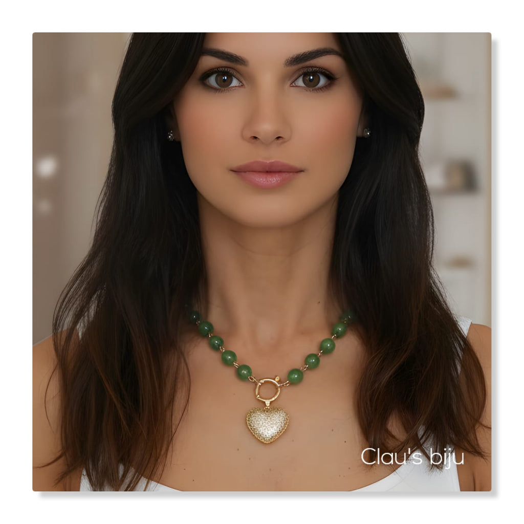 Bracelets ornés de pierres d'aventurine et de pièces plaquées or.