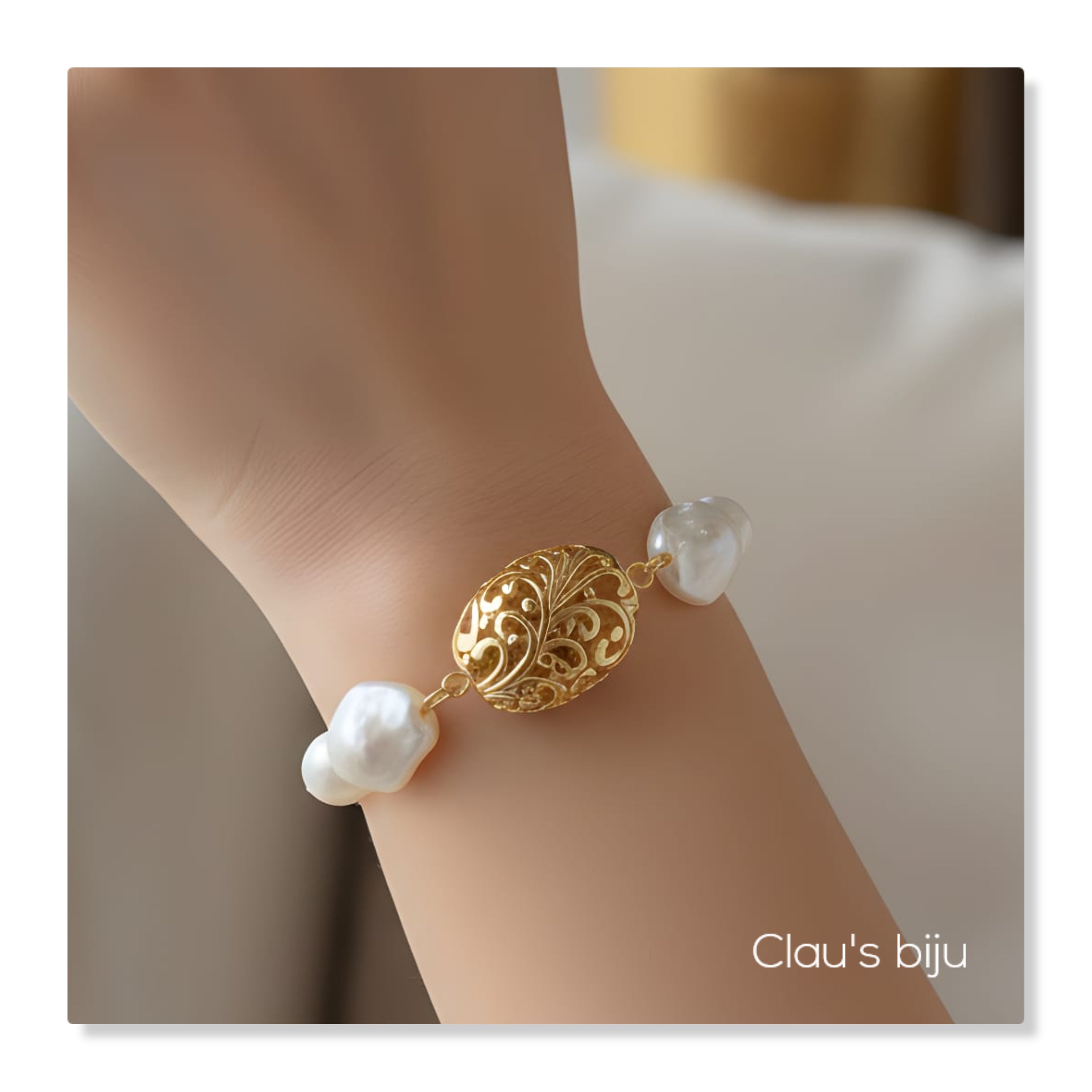 Pearl bracelet with gold-plated detail.