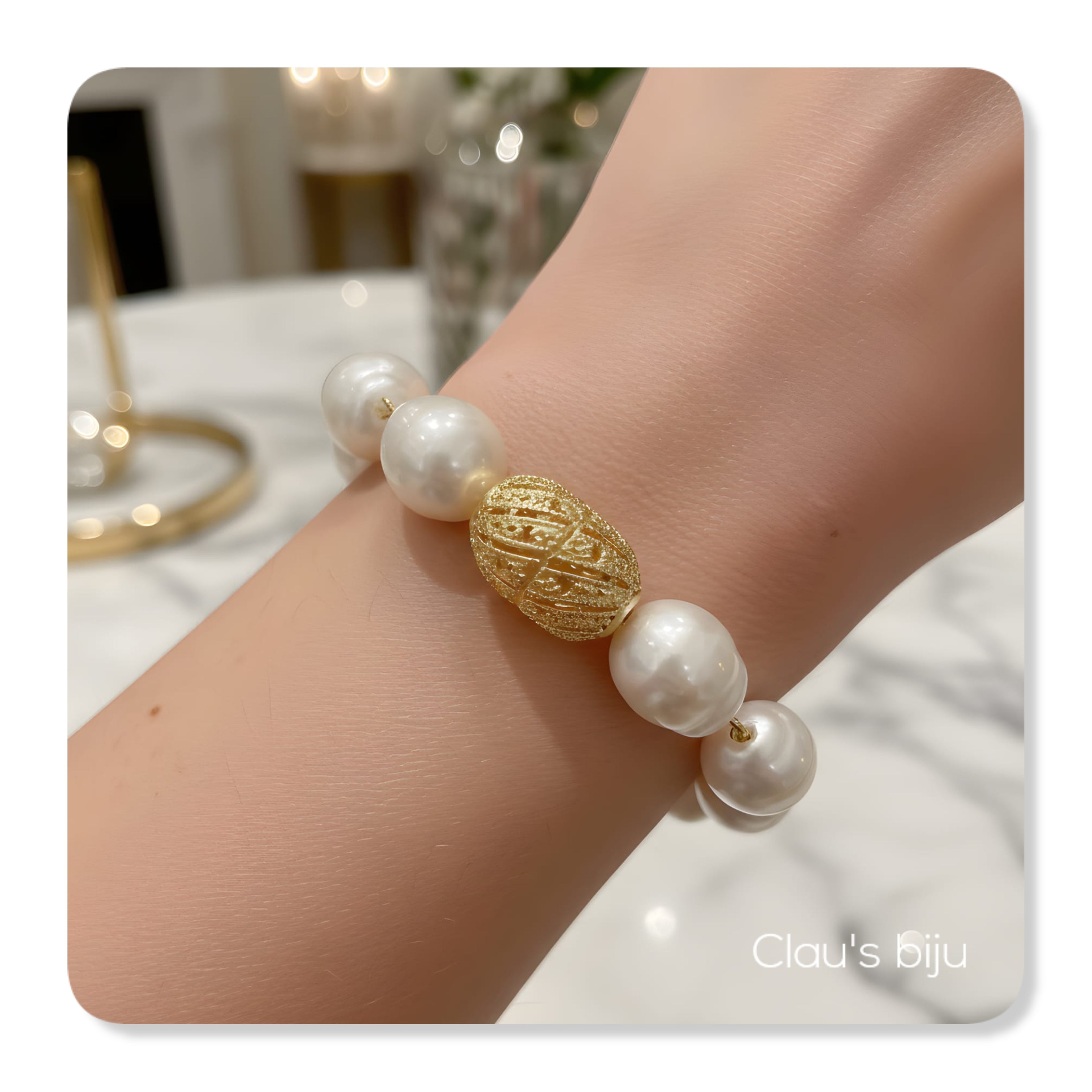 Pearl bracelet with 18-karat gold-plated pieces.