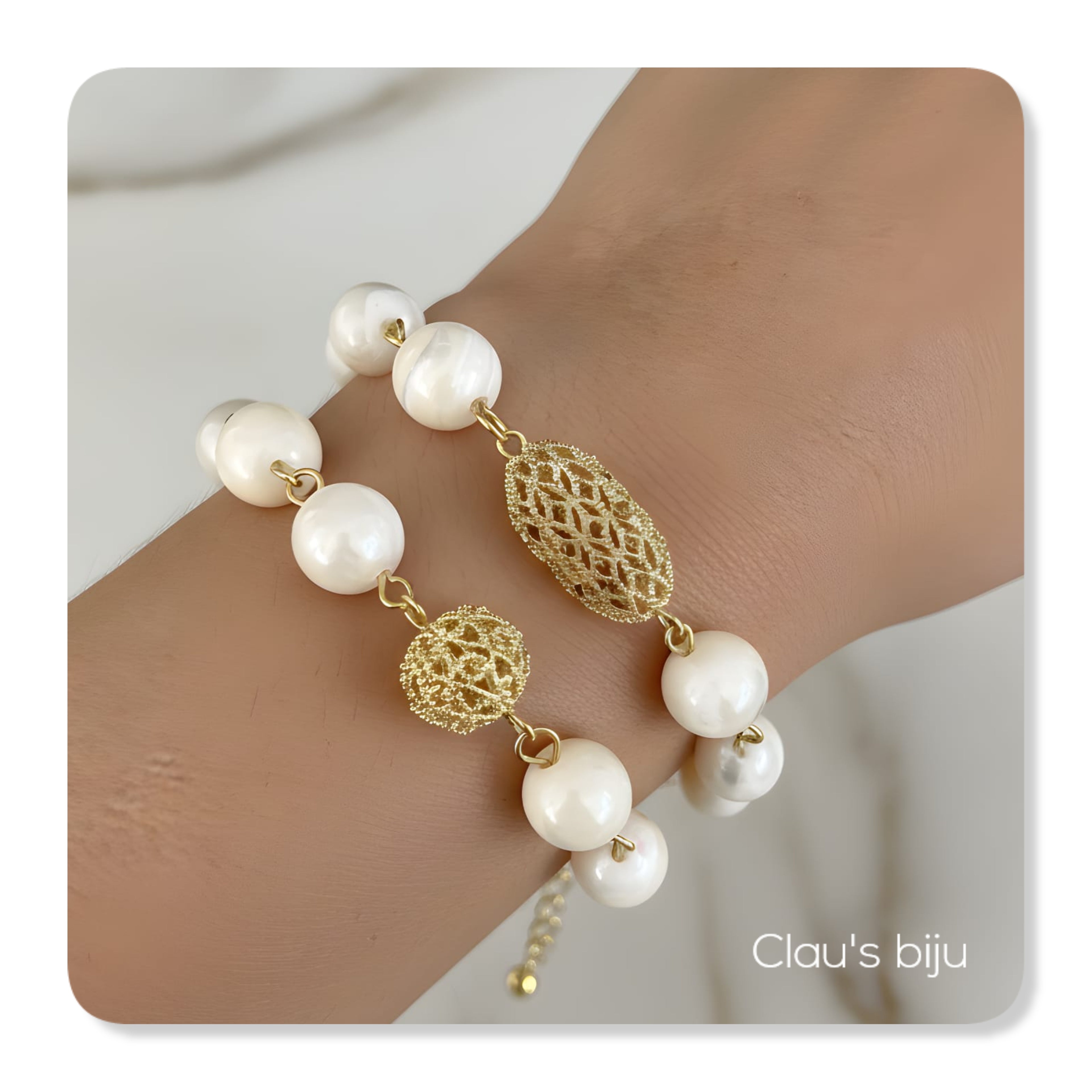 Pulseiras em madrepérola com peças banhadas a ouro de 18 quilates