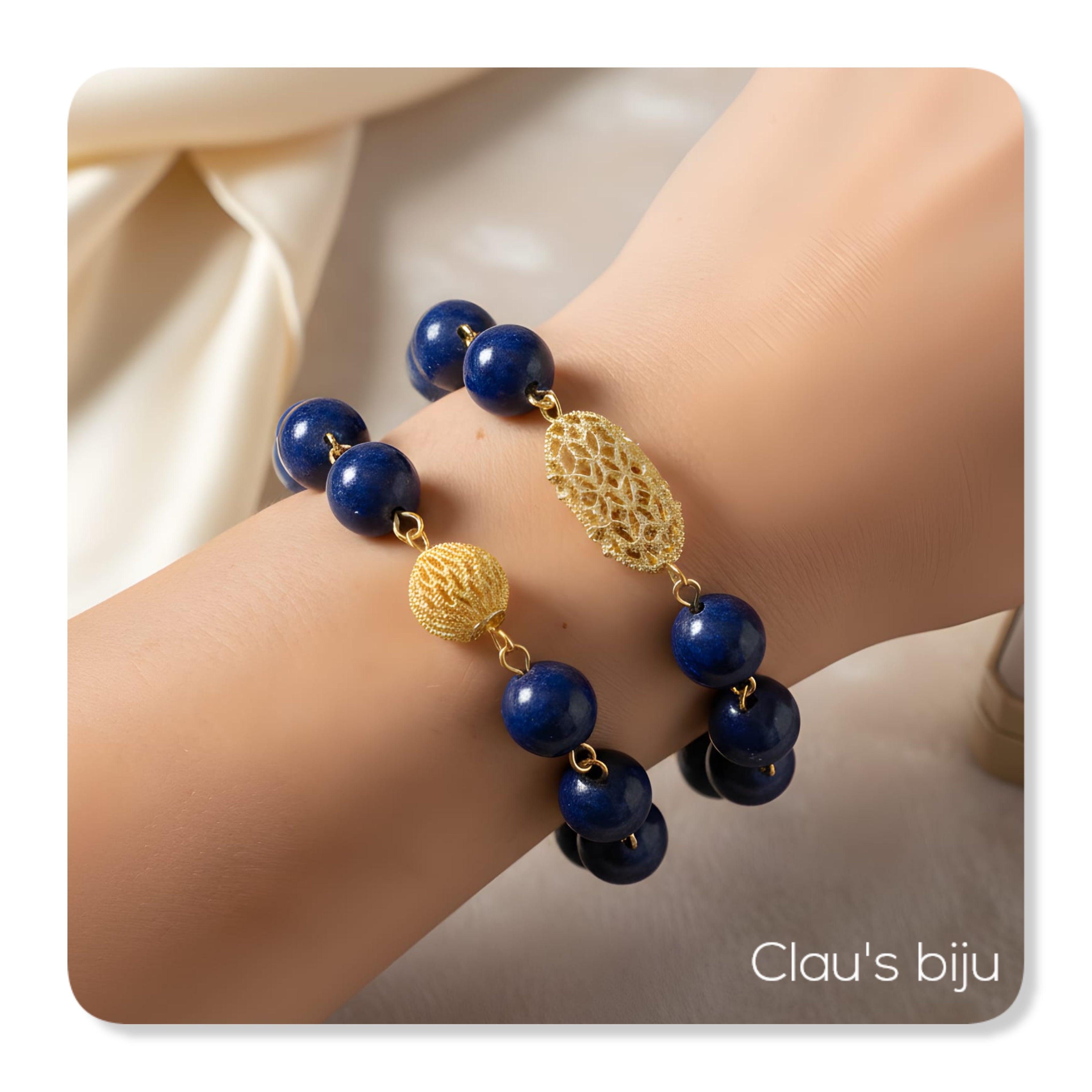 Bracelets ornés de pierres de lapis-lazuli et de pièces plaquées or.