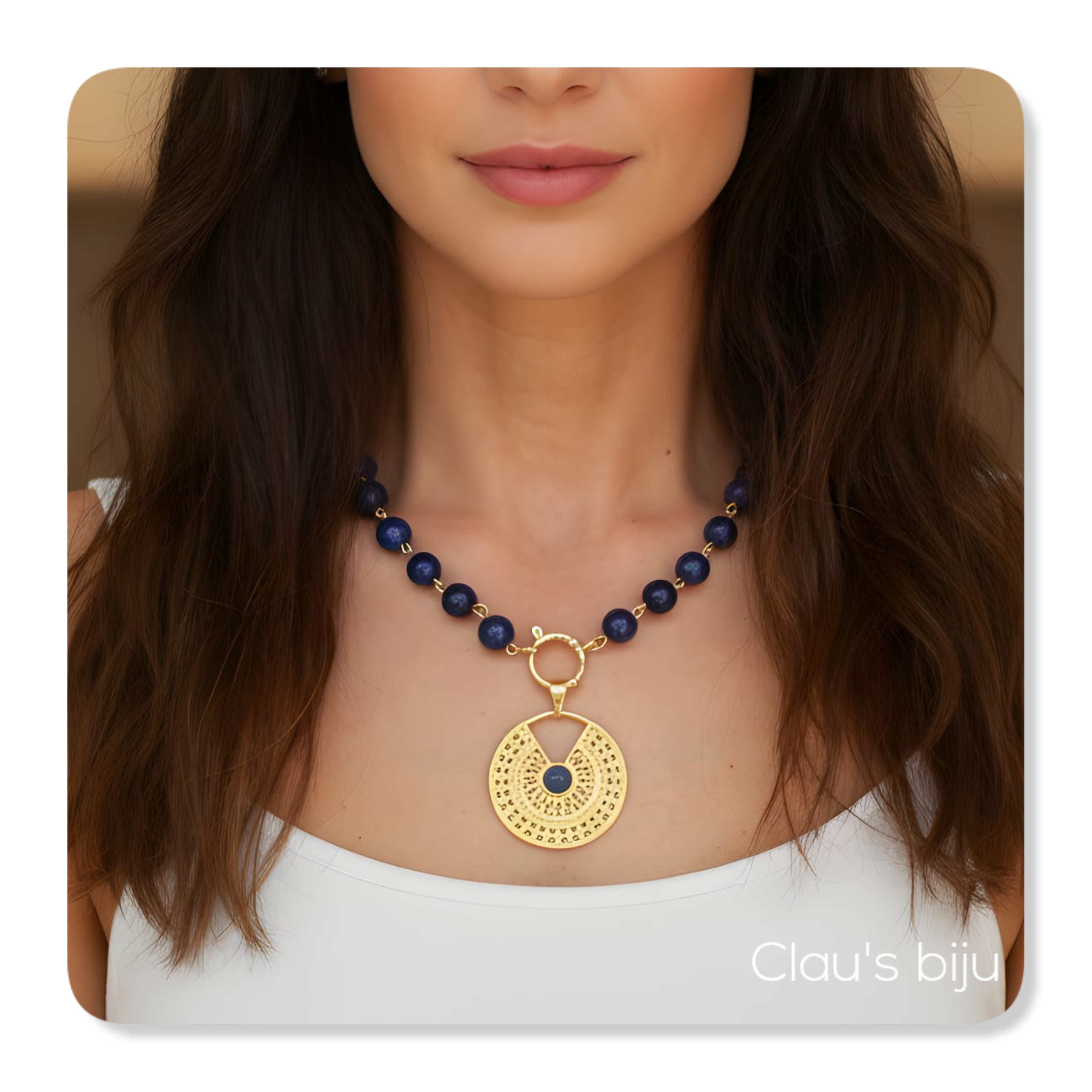 Bracelets ornés de pierres de lapis-lazuli et de pièces plaquées or.