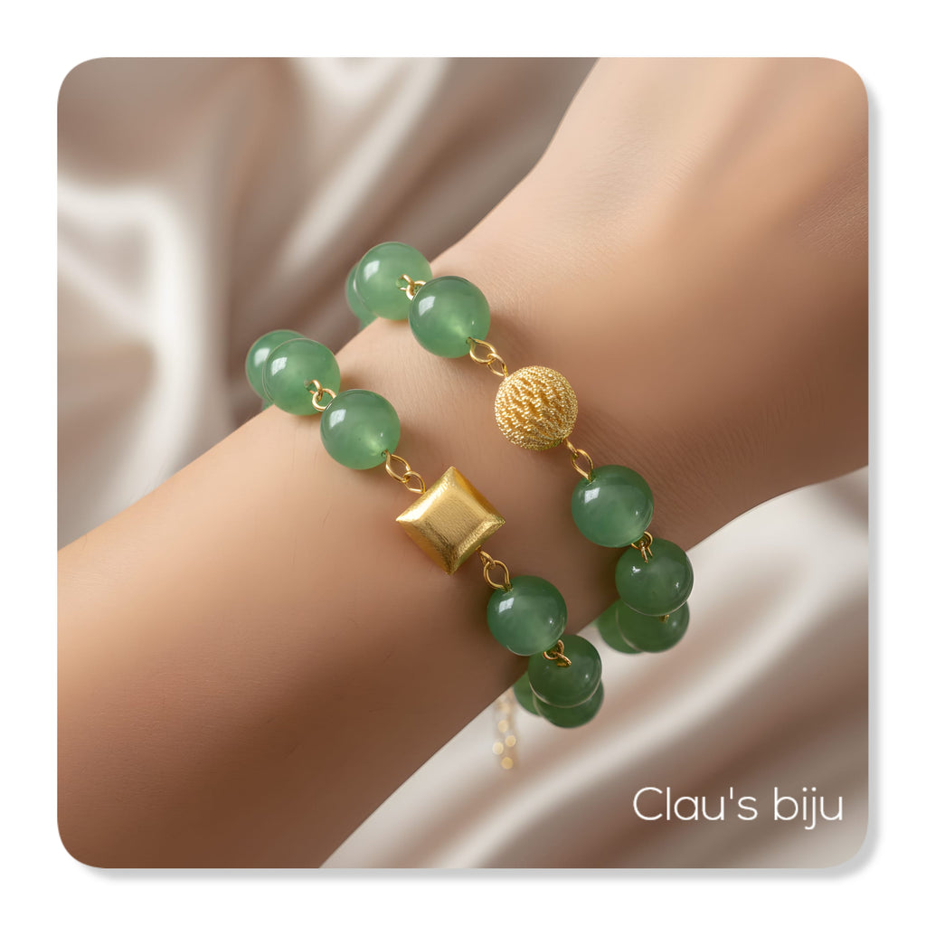 Bracelets ornés de pierres d'aventurine et de pièces plaquées or.