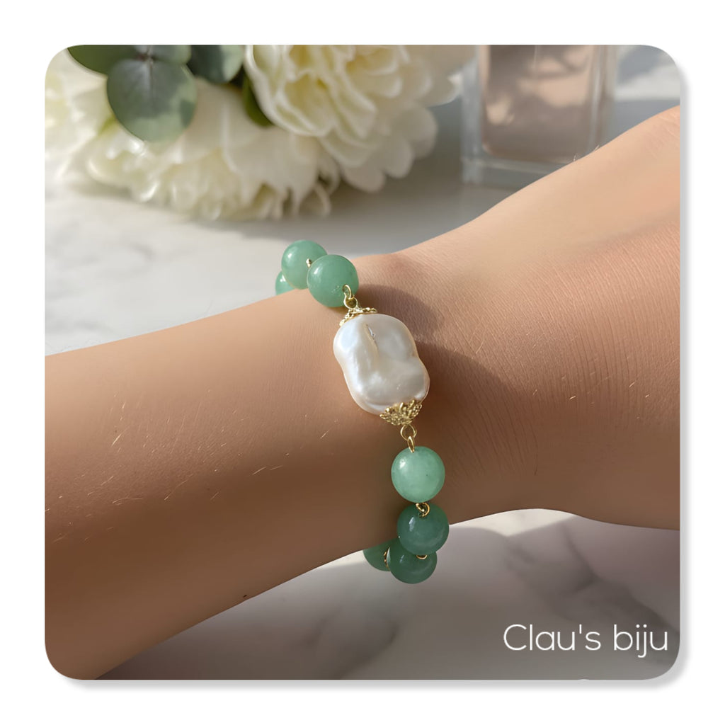 Bracelet orné de pierres d'agate verte.