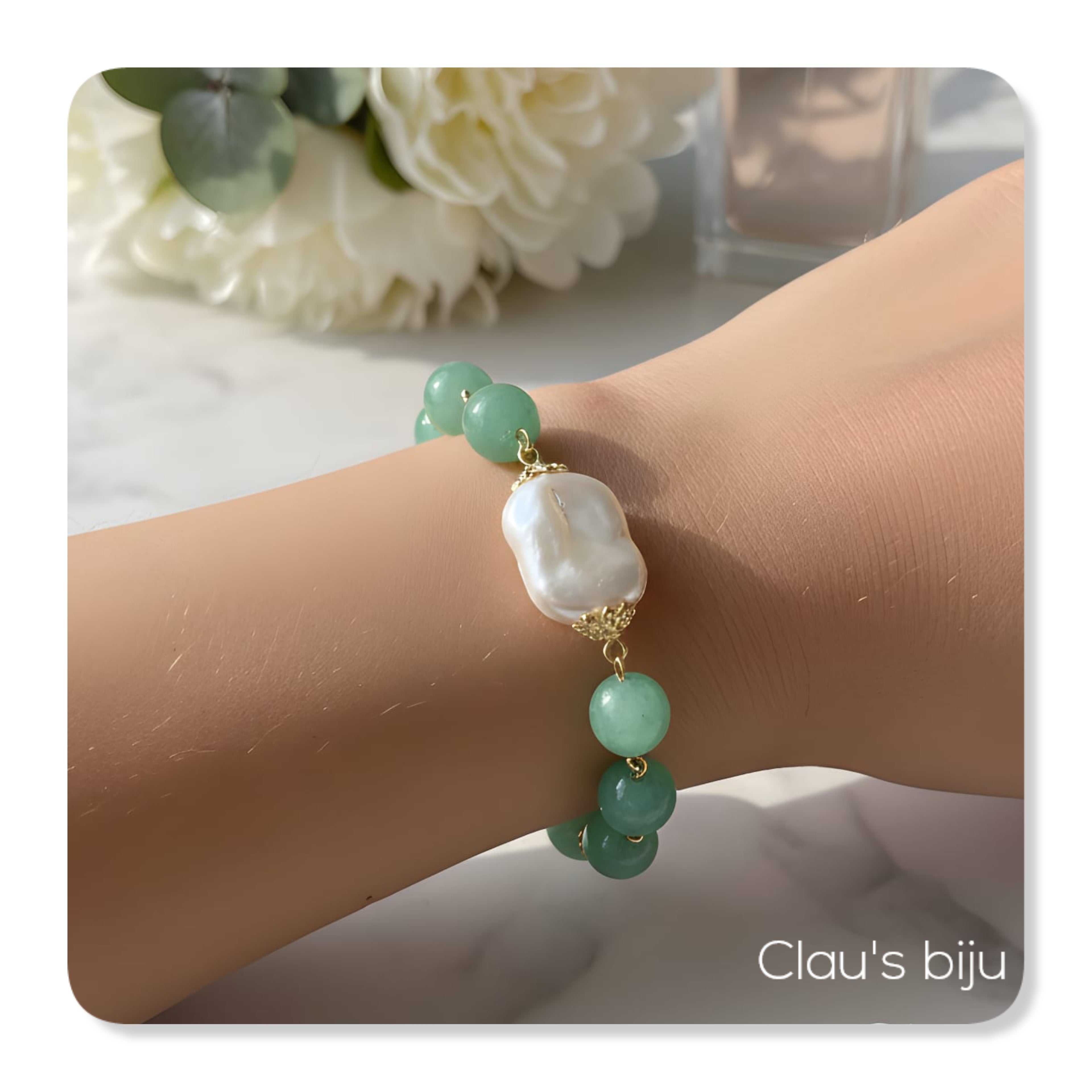 Bracelet orné de pierres d'agate verte.