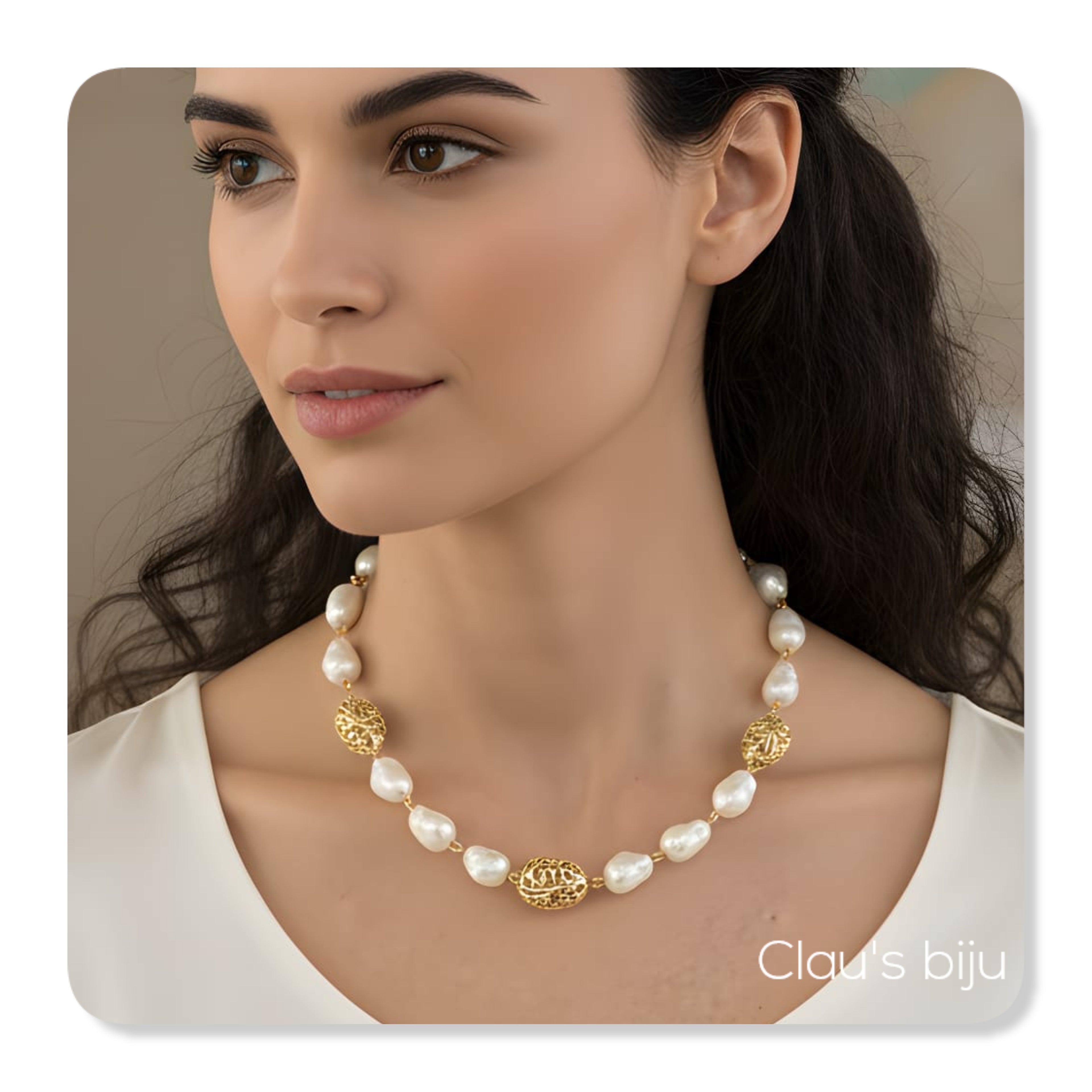 Pearl bracelet with gold-plated detail.