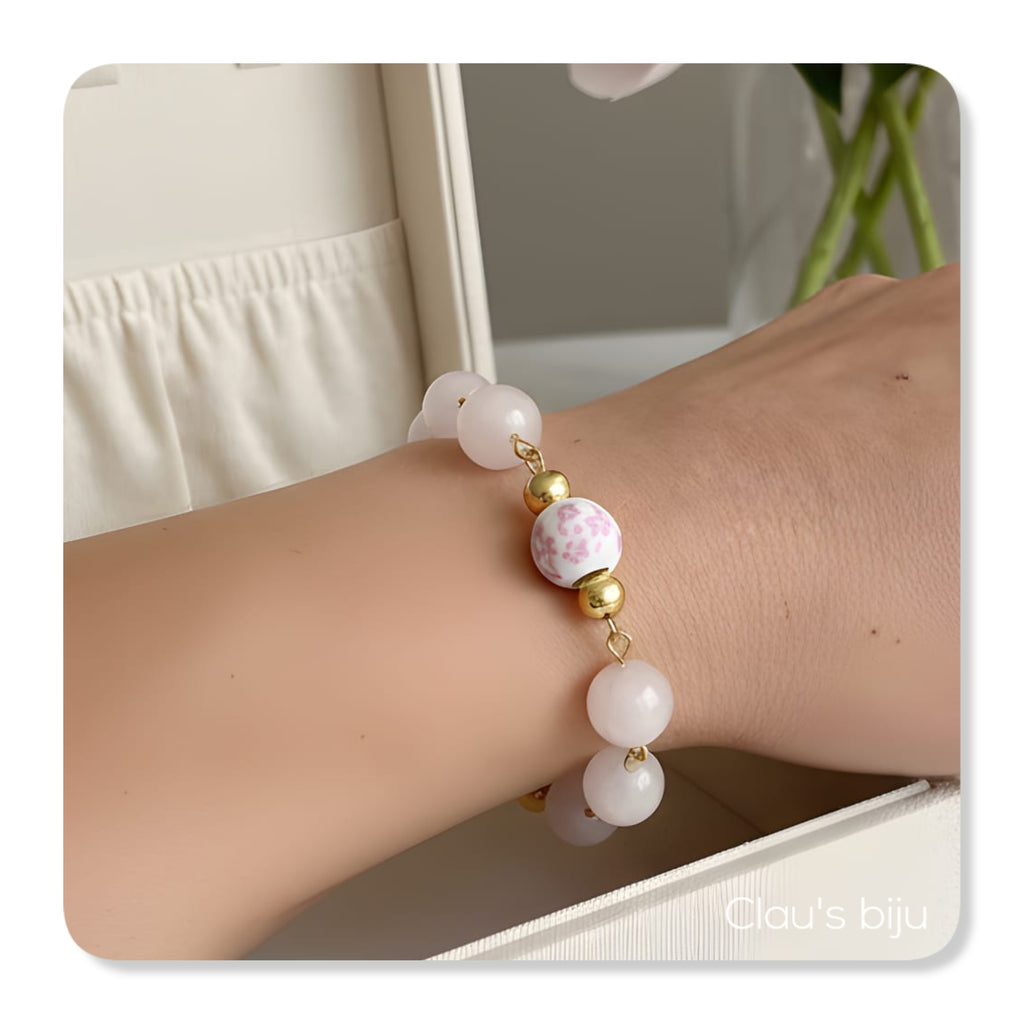 Collier orné de pierres de quartz rose et de perles de céramique.