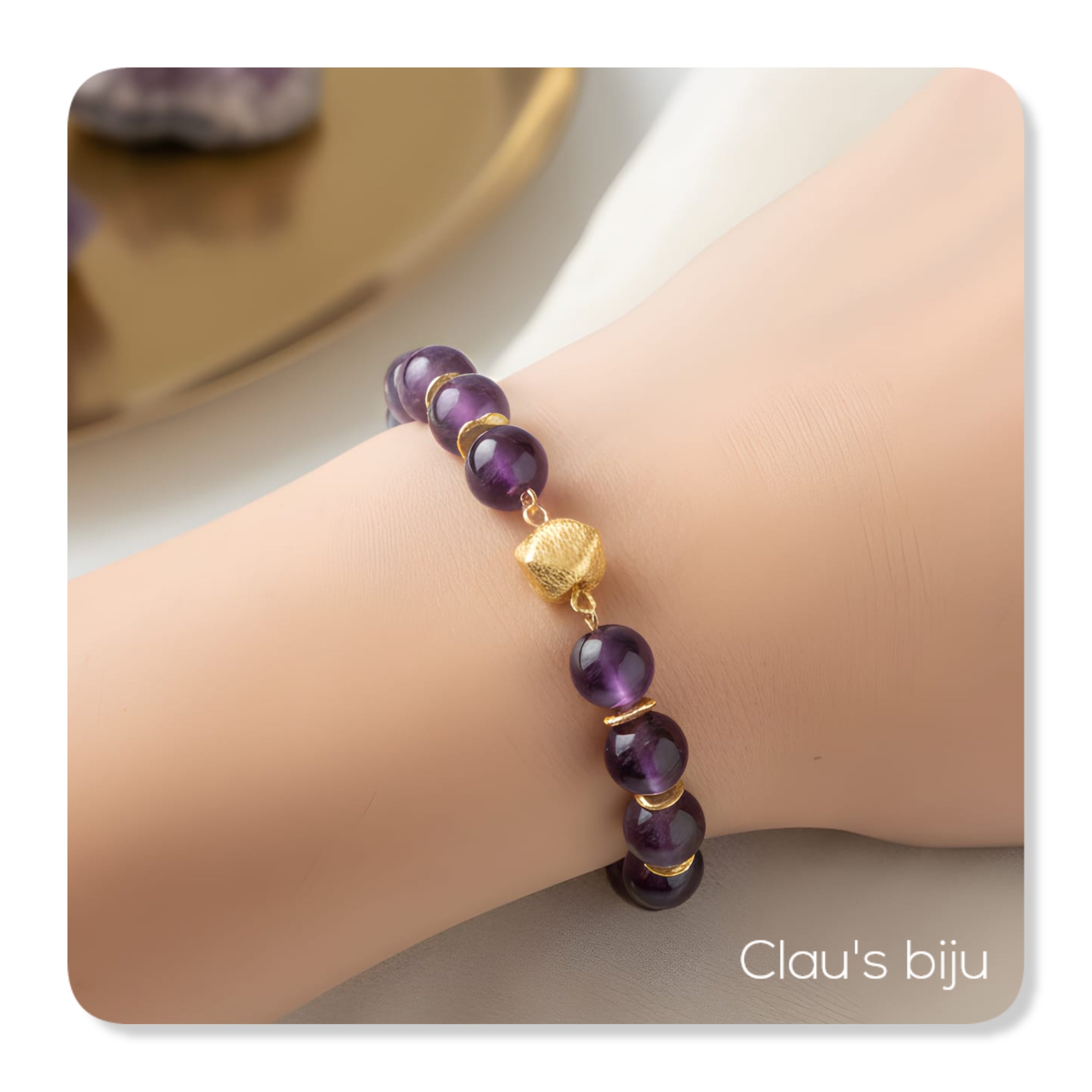 Bracelet with amethyst stones and gold-plated pieces.