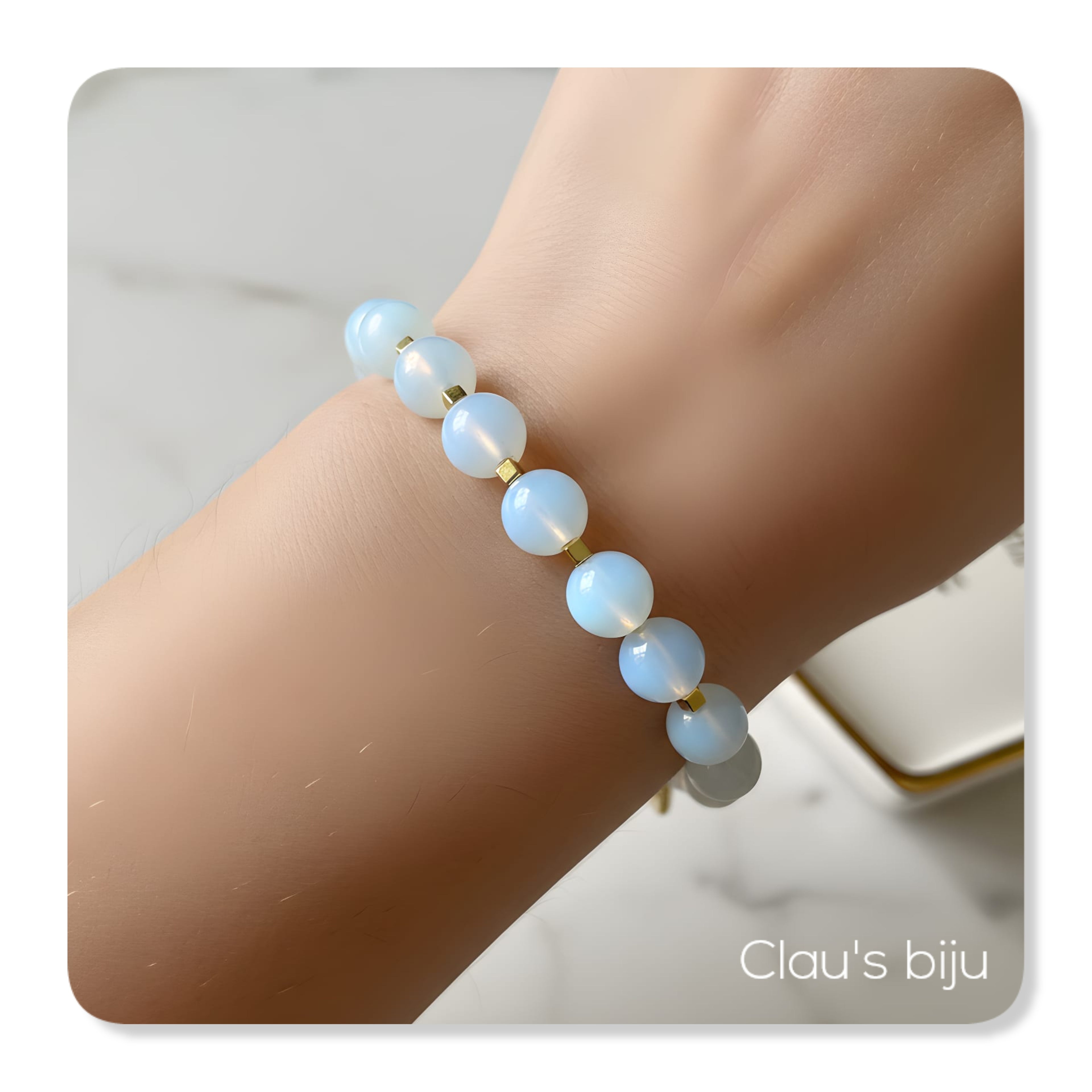 Bracelet orné de pierres opales et d'éléments en acier.